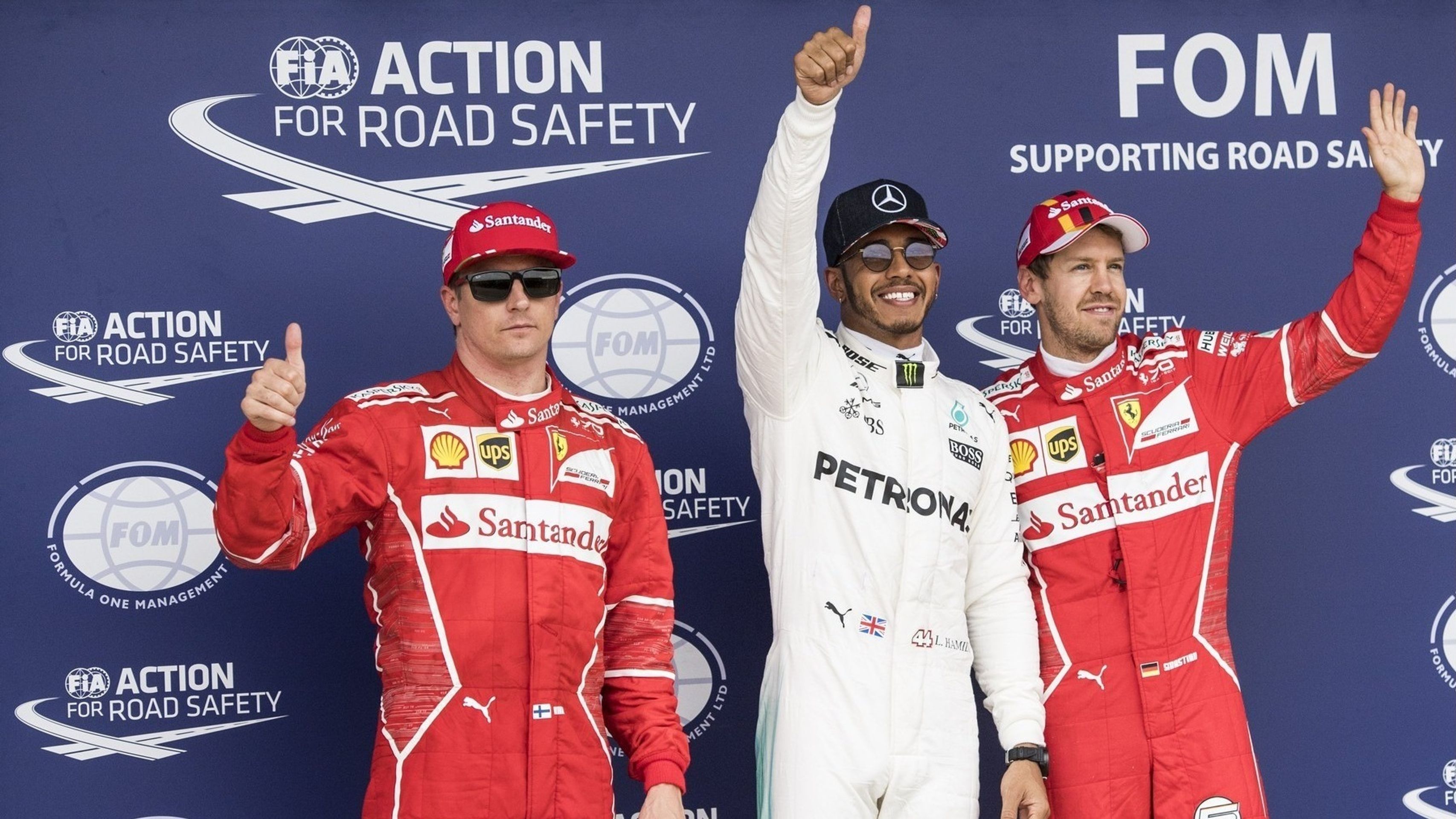 Lewis Hamilton (uprostřed) se Sebastianem Vettelem (vpravo) a Kimmim Räïkkönenem v Silverstonu 2017 (cropped) (cropped) - Jak šel čas s Lewisem Hamiltonem (6/10)