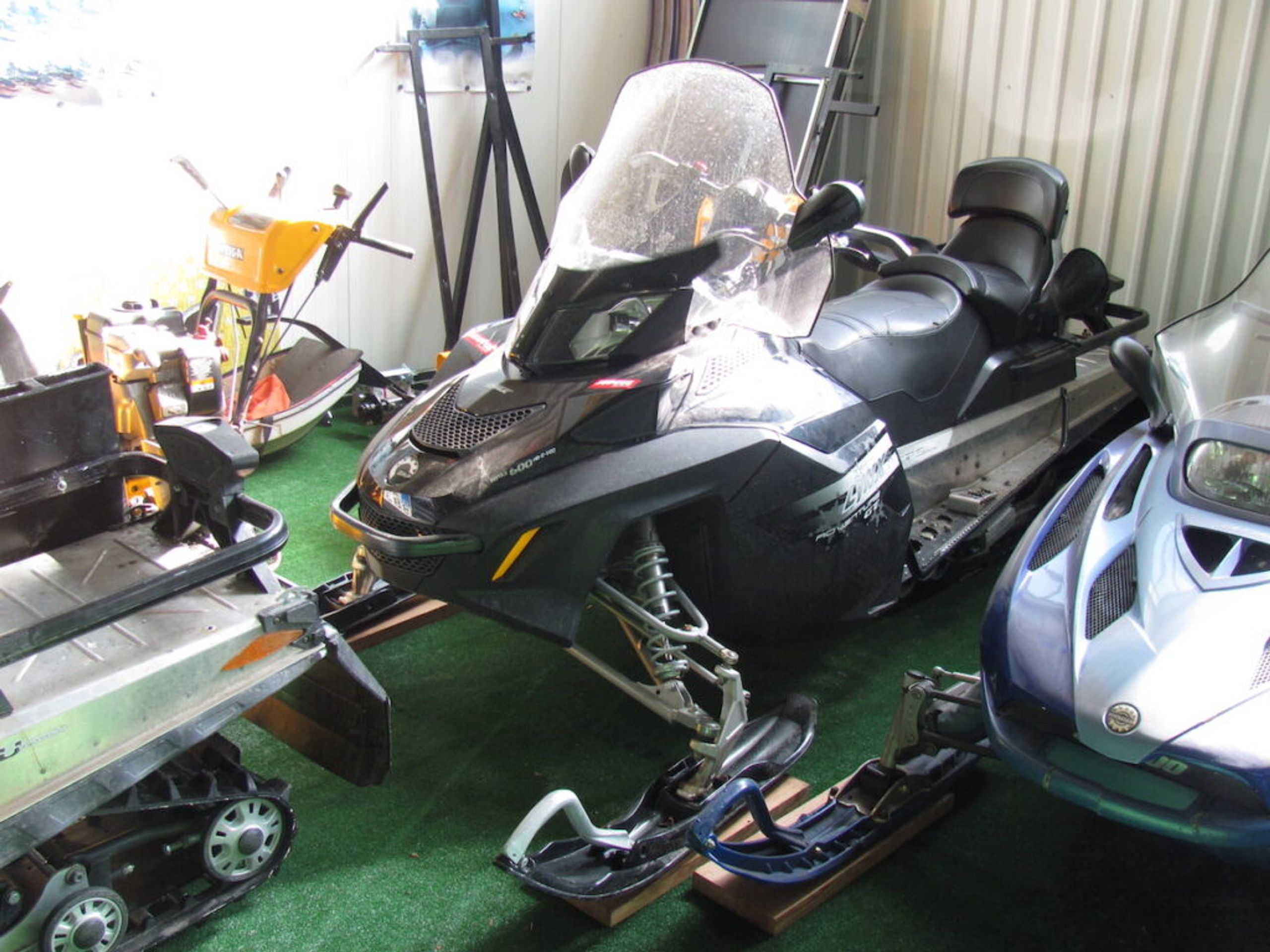 Sněžný skútr LYNX – Adv. Grand Tourer 600 – od 88 tisíc Kč - GALERIE: Levné skútry od horské služby (3/9)