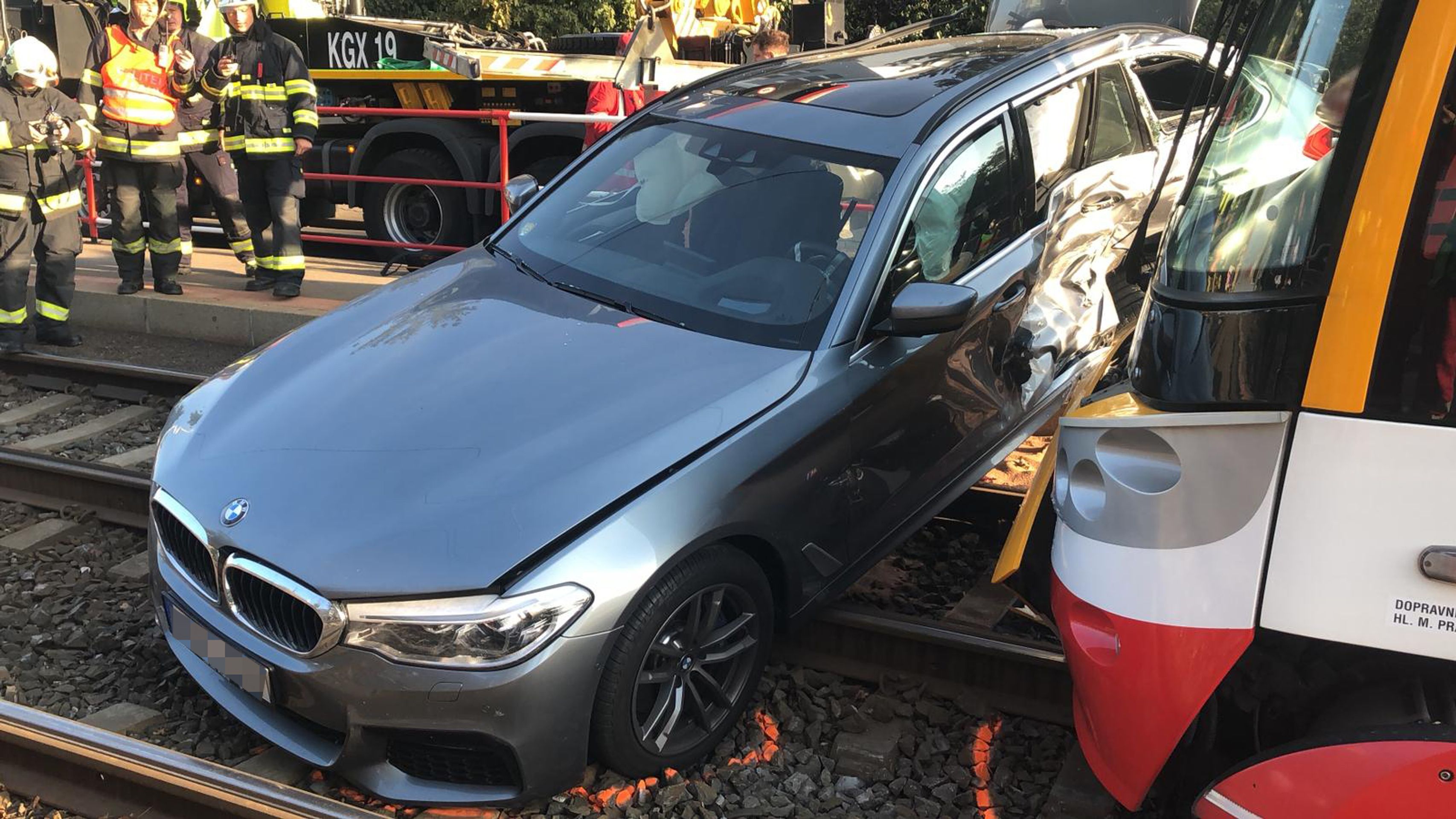 Nehoda tramvaje a osobního auta v Praze - 4 - GALERIE: Nehoda tramvaje a osobního auta v Praze (4/5)