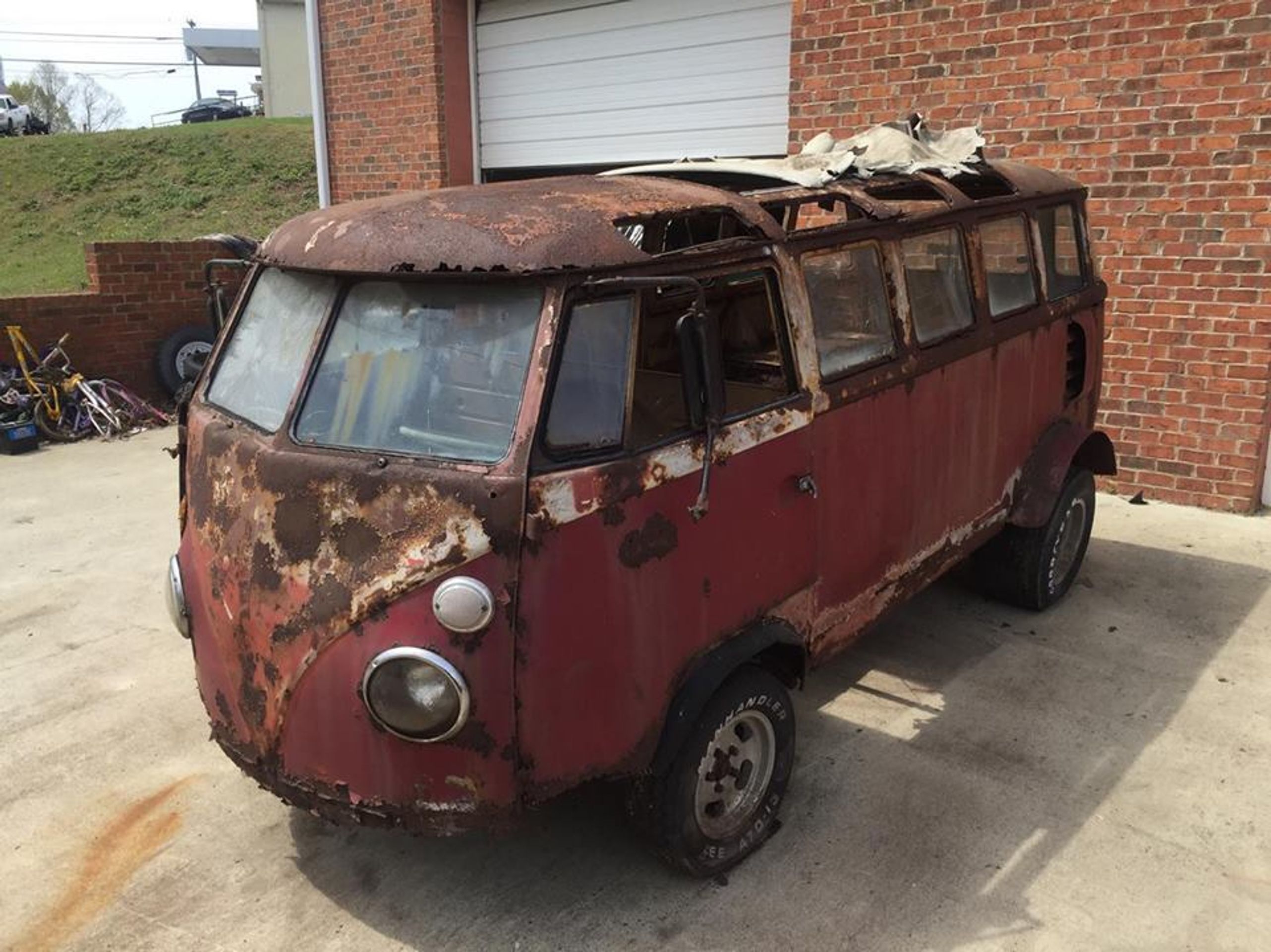 vrak - 38 - GALERIE: VW Bus - zrezlý šrot za stovky tisíc (7/22)