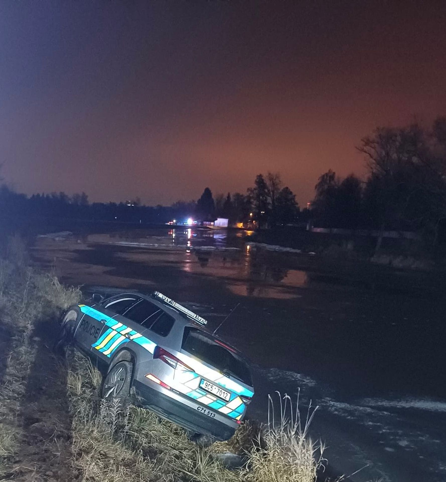 Policie zachraňovala tonoucí ve Vltavě - Policejní zásah ve Vltavě (3/7)