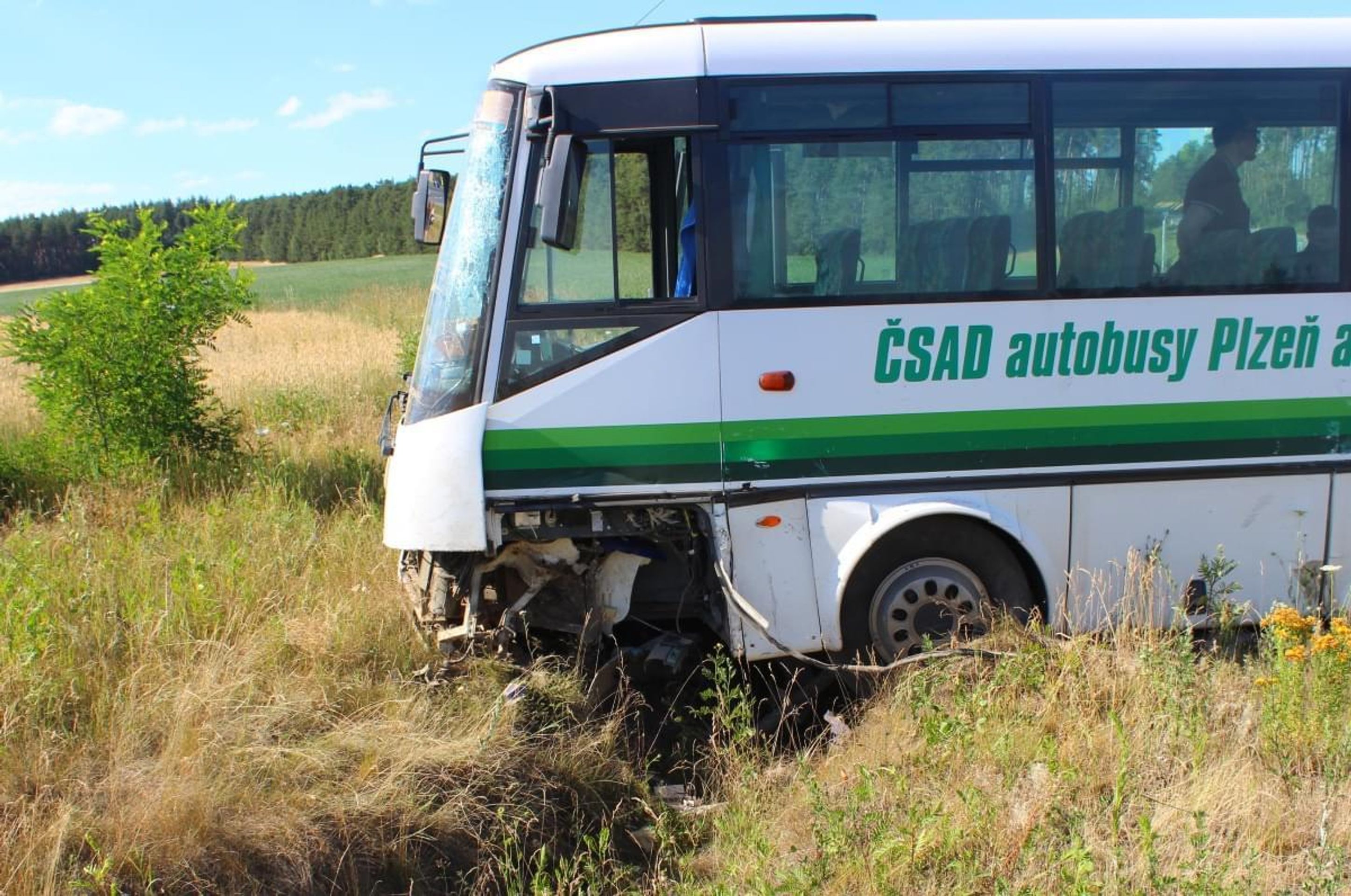 Srážka autobusu s autem na Plzeňsku - 7 - GALERIE: Nehoda autobusu s autem na Plzeňsku (6/12)