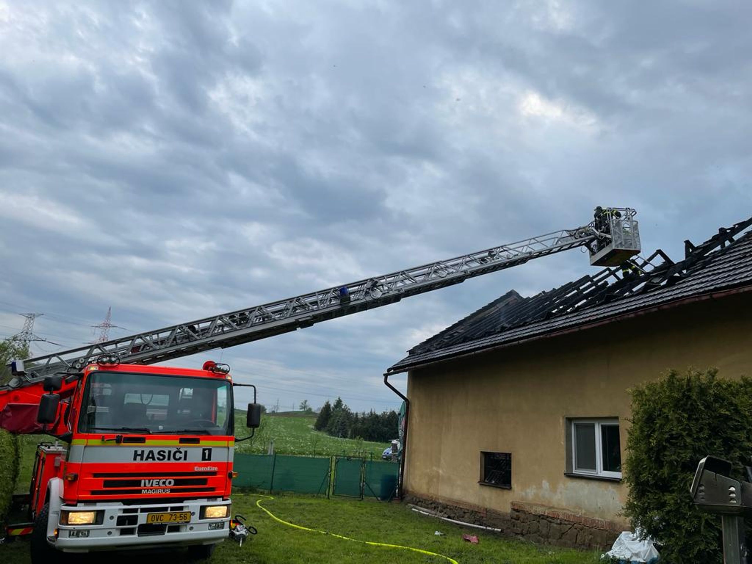 Požár střechy v Šenově - Požáry v Praze a na Moravě (2/5)