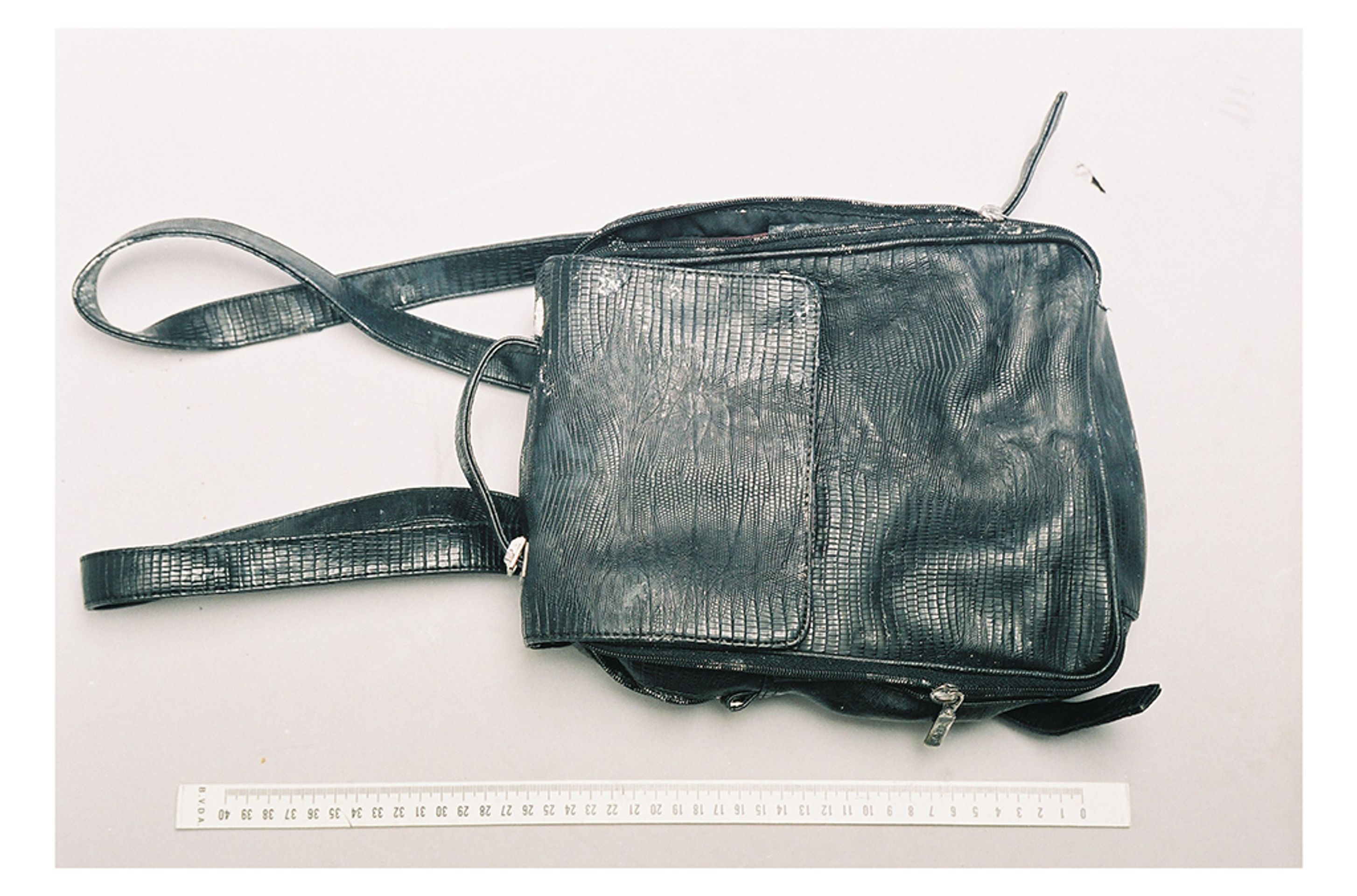 Žena v řece Gaasp, 17. září 1999, Nizozemsko, batoh - Policie hledá identitu 22 zavražděných žen (8/120)