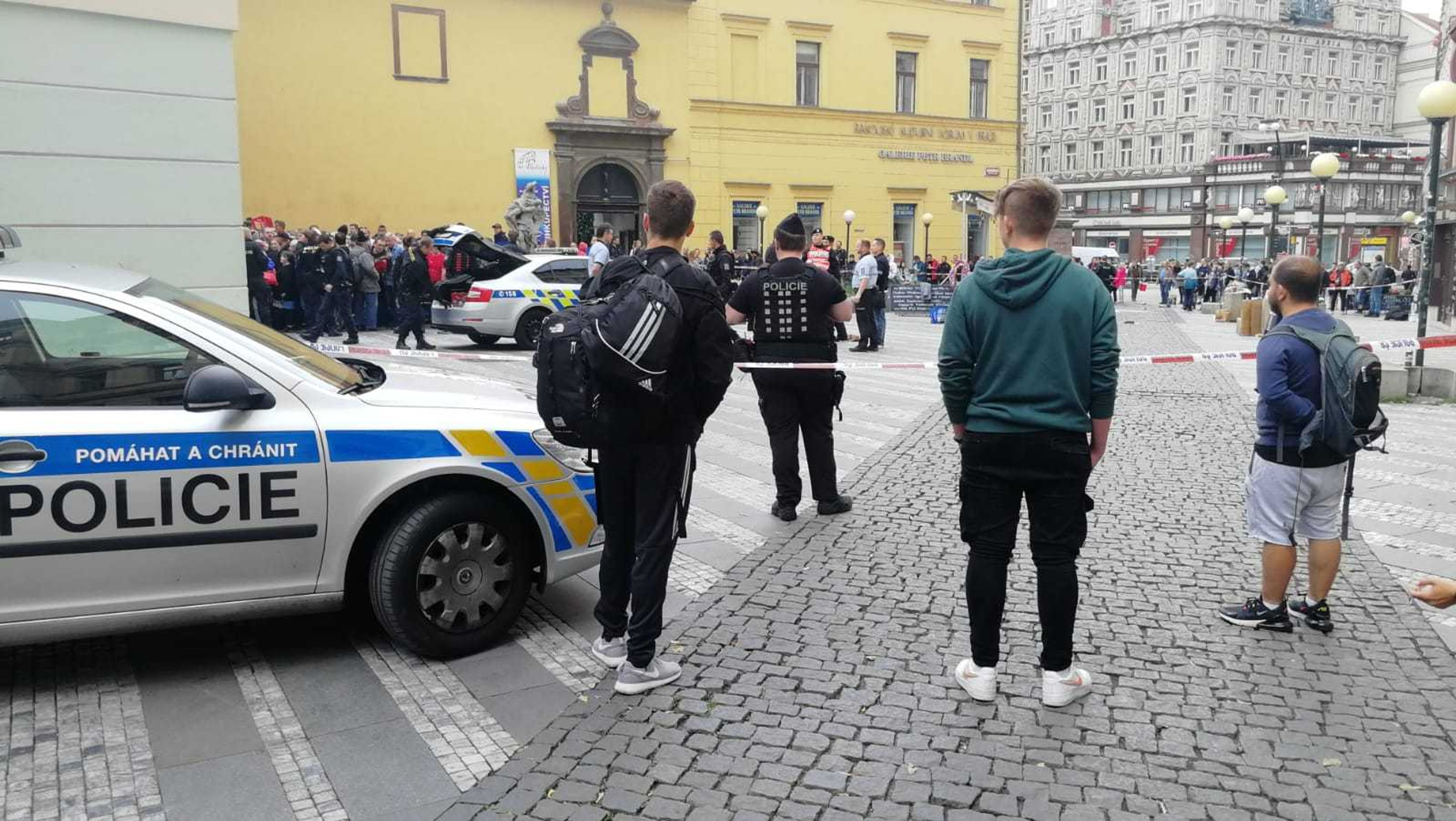 Fronta na bankovku je stále delší - 6 - GALERIE: Lidé čekají na bankovku s Gottem (10/15)