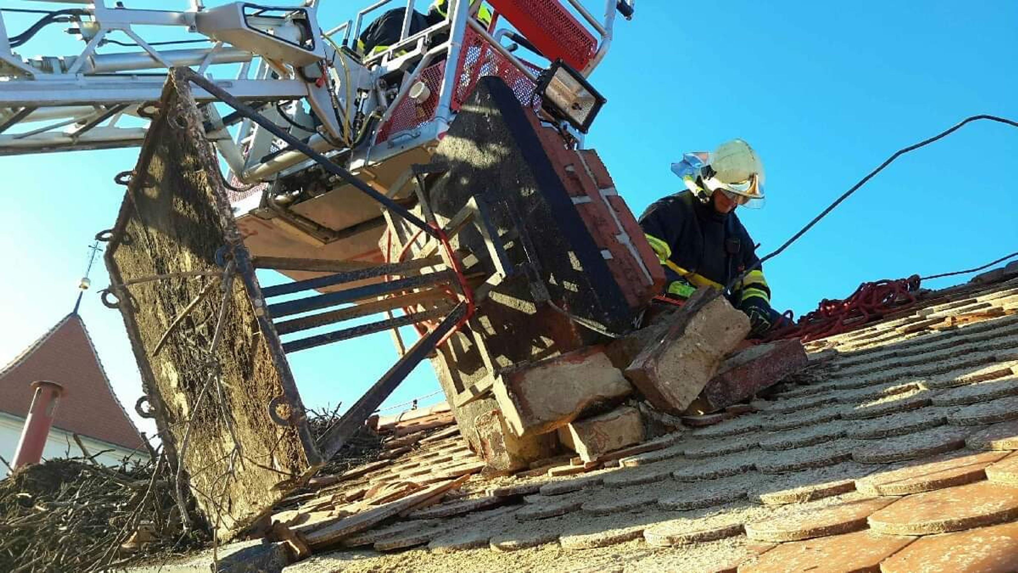 Silný vítr utrhl čapí hnízdo s železnou konstrukcí a komínem na střeše budovy v Dřevohosticích. - 3 - GALERIE: V Česku udeřil silný vítr (22/26)