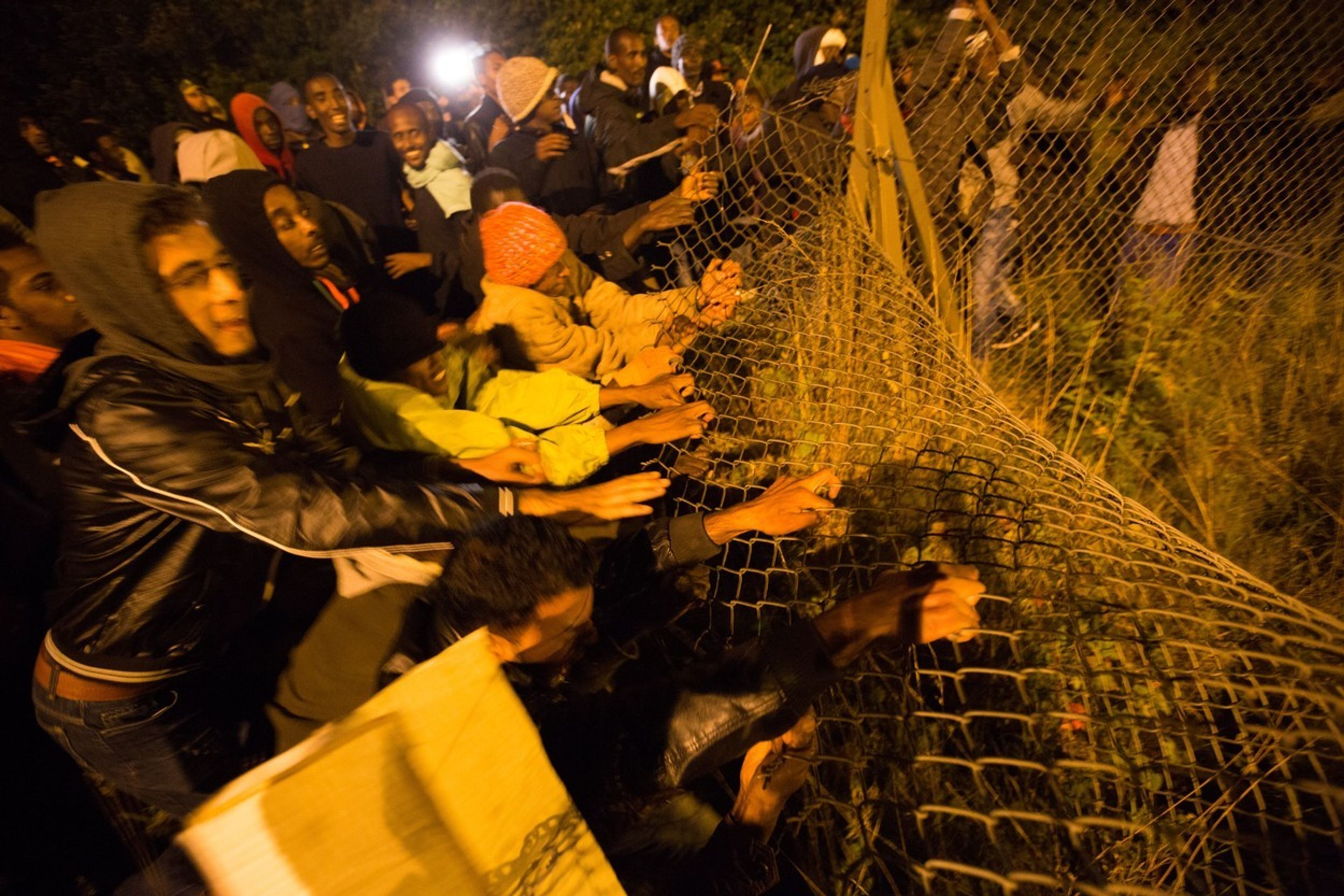 Nebezpečí ve francouzském přístavním městečku Calais - 2 - GALERIE: Nebezpečí ve francouzském přístavním městečku Calais (2/9)