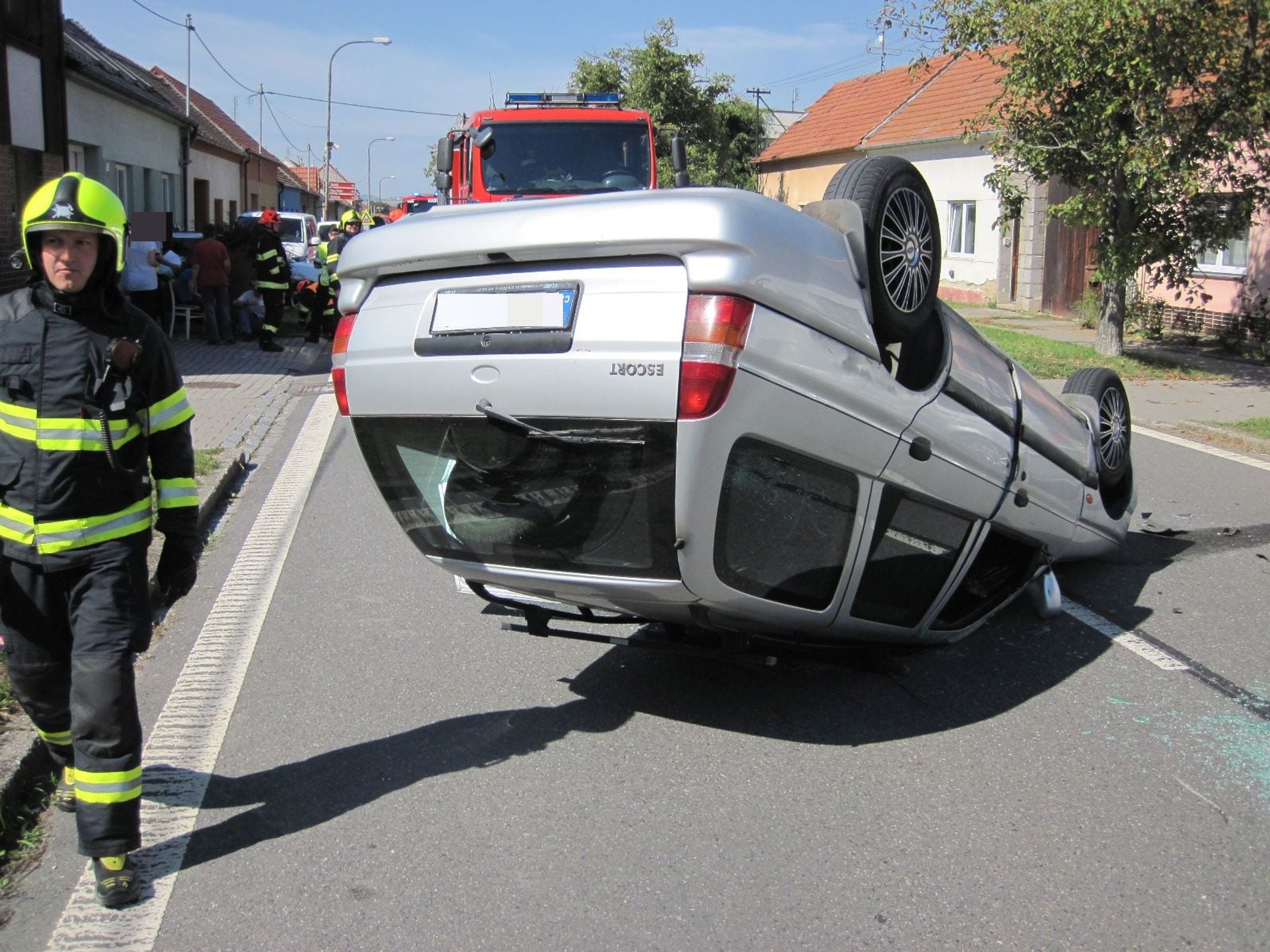 Smolař si koupil auto a hned ho obrátil na střechu - Koupil si auto a hned ho obrátil na střechu (1/3)