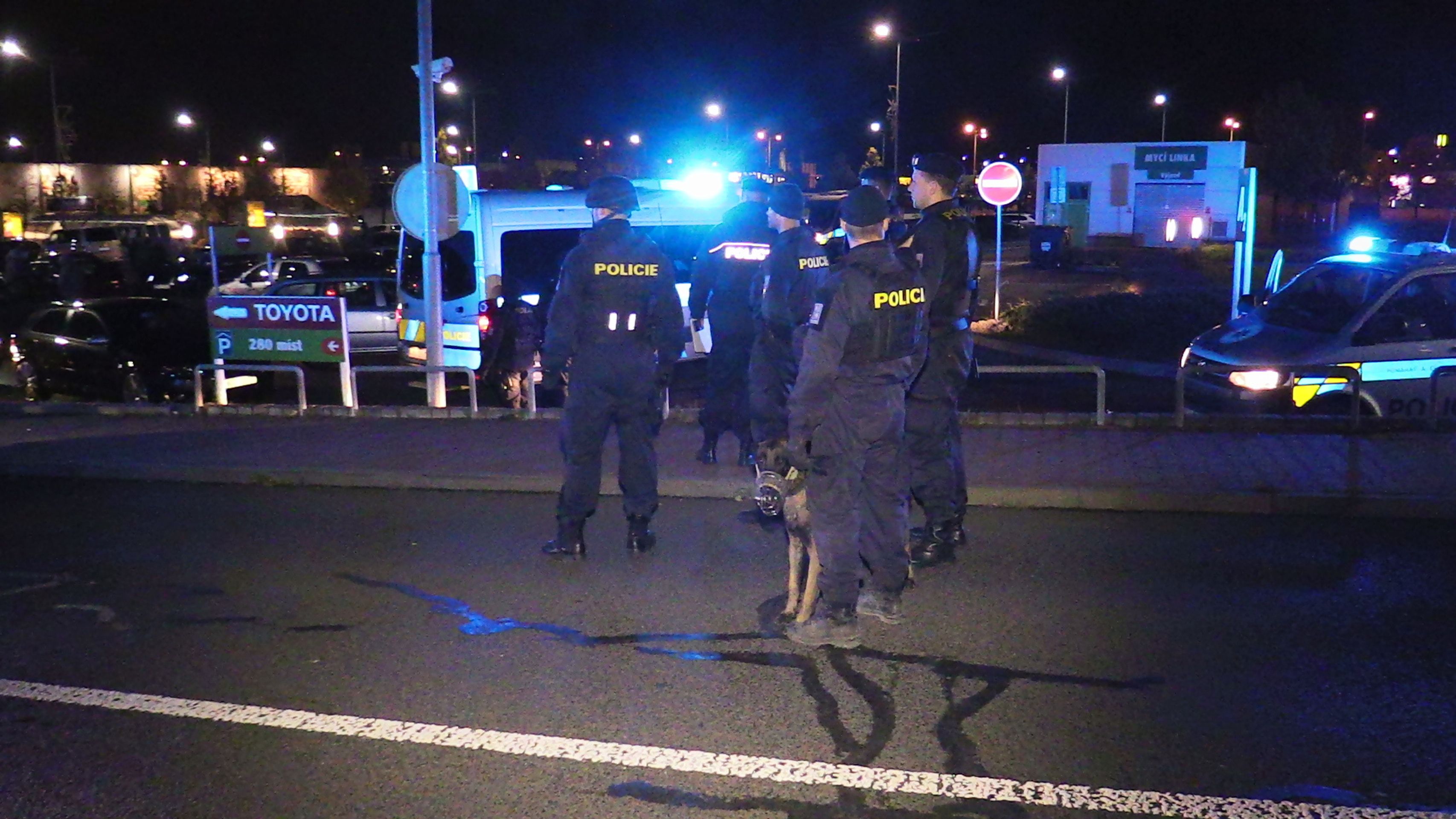Na nepovolený sraz „tuningářů“ v Praze si došlápla policie - 9 - GALERIE: Na nepovolený sraz „tuningářů“ v Praze si došlápla policie (7/15)