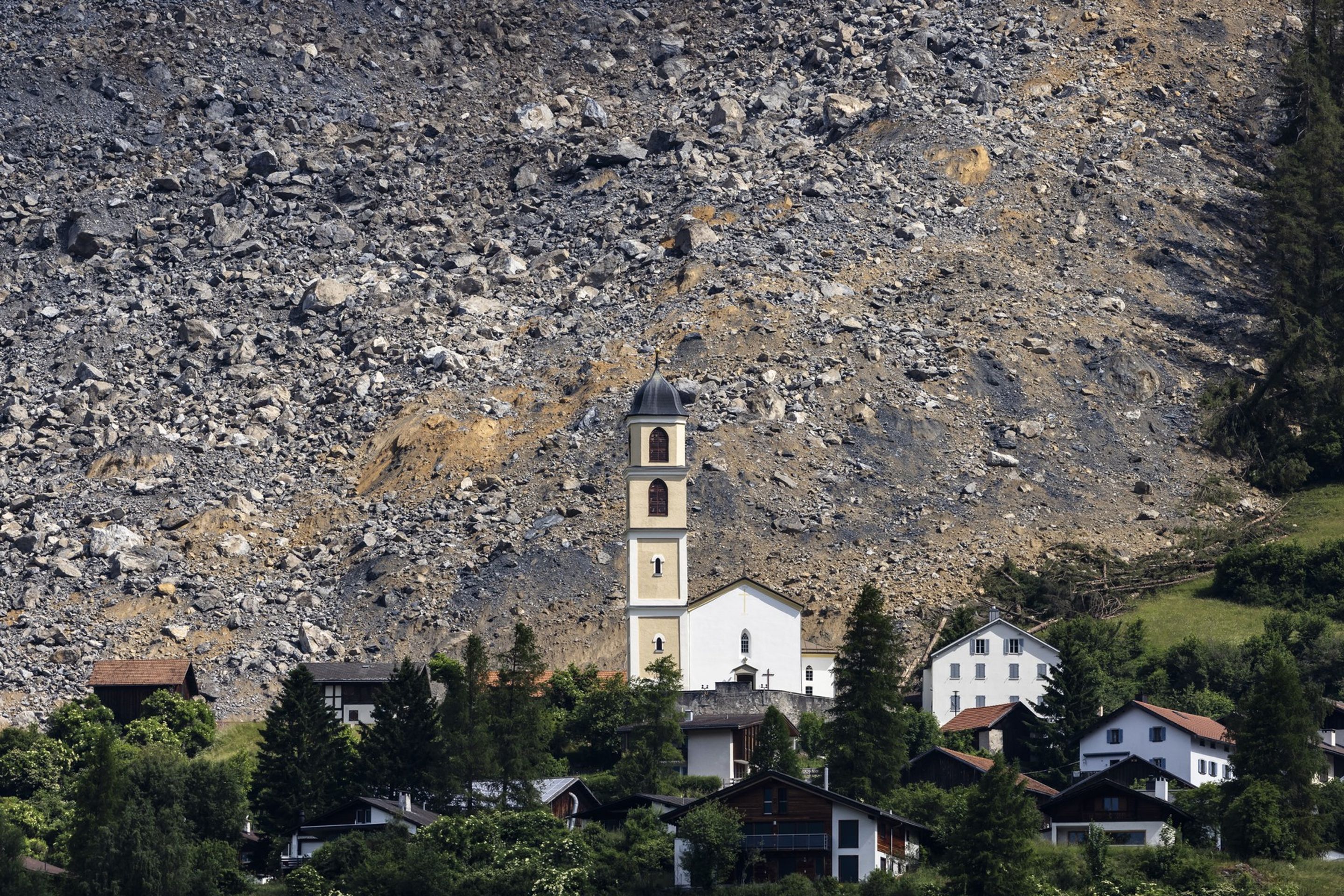 Švýcarská vesnice Brienz - Pád skalního masivu na vesnici Brienz (4/6)