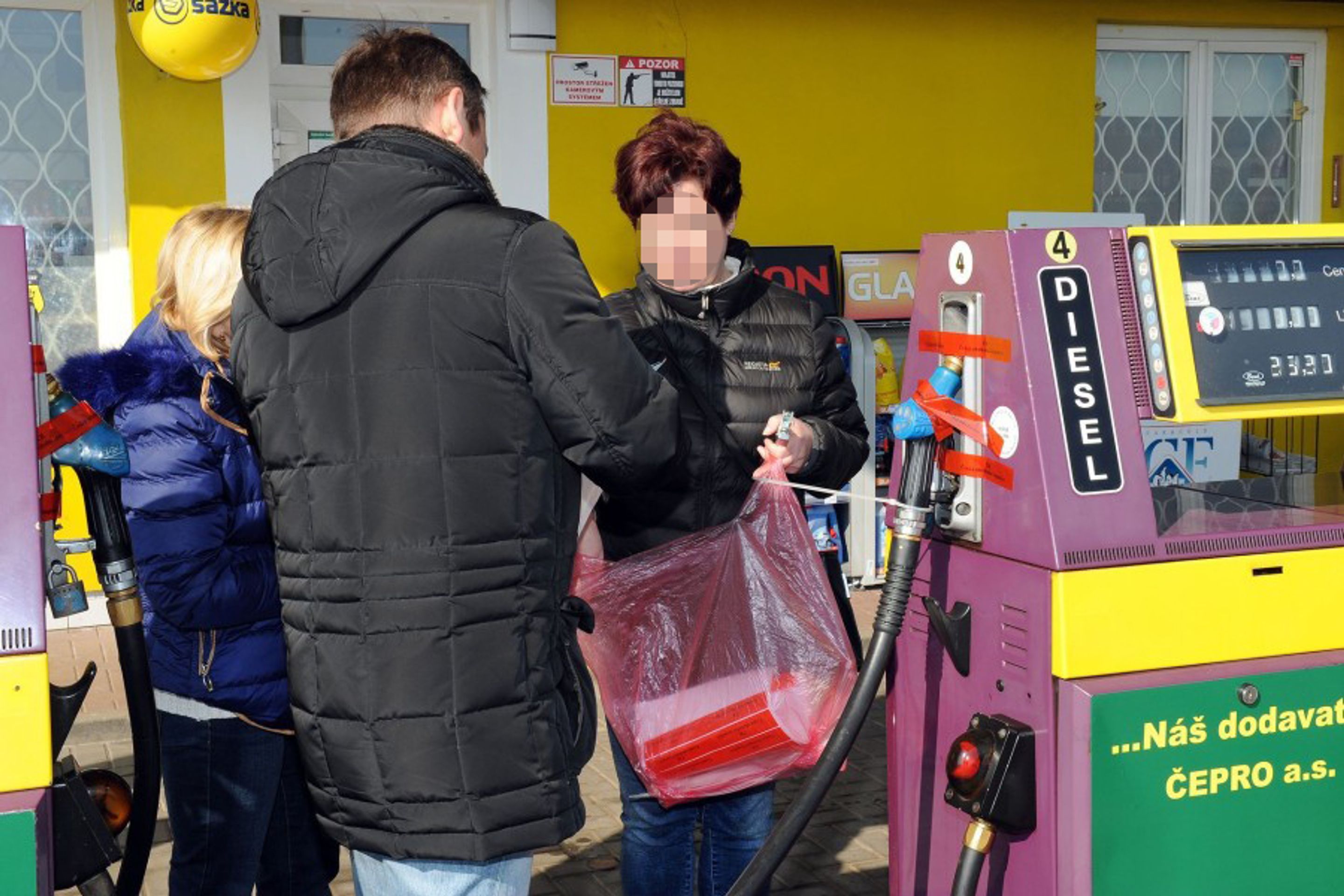 ČOI přerušila prodej nafty na čerpací stanici v Sibřině - 7 - GALERIE: ČOI přerušila prodej nafty na čerpací stanici v Sibřině (2/9)