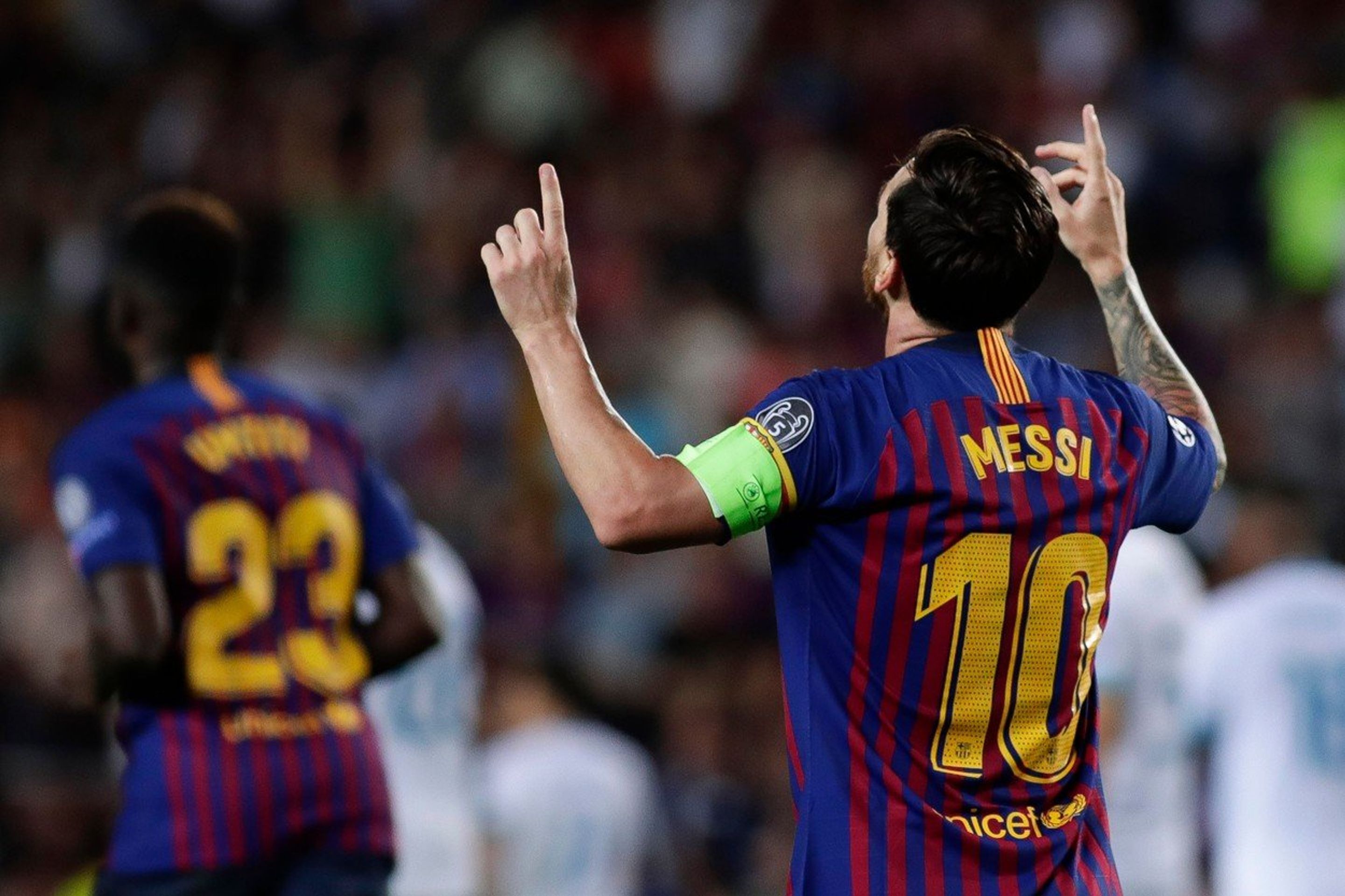 Lionel Messi - GALERIE: Lionel Messi věnoval po zápase v LM dres vítězi Tour (4/4)