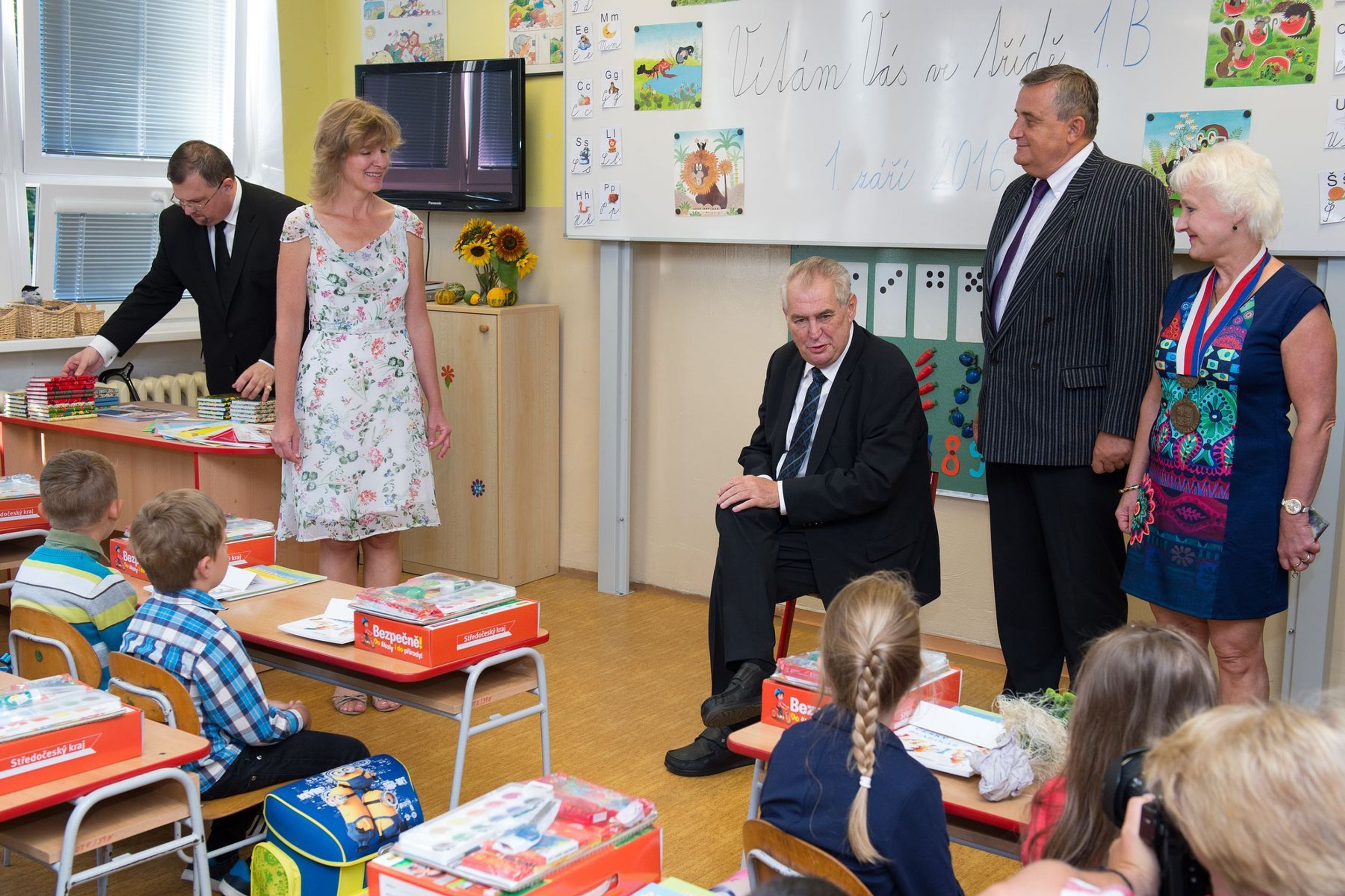 Prezident Miloš Zeman vítá prvňáčky - 12 - GALERIE: Miloš Zeman zahajuje školní rok ve Stochově (12/17)