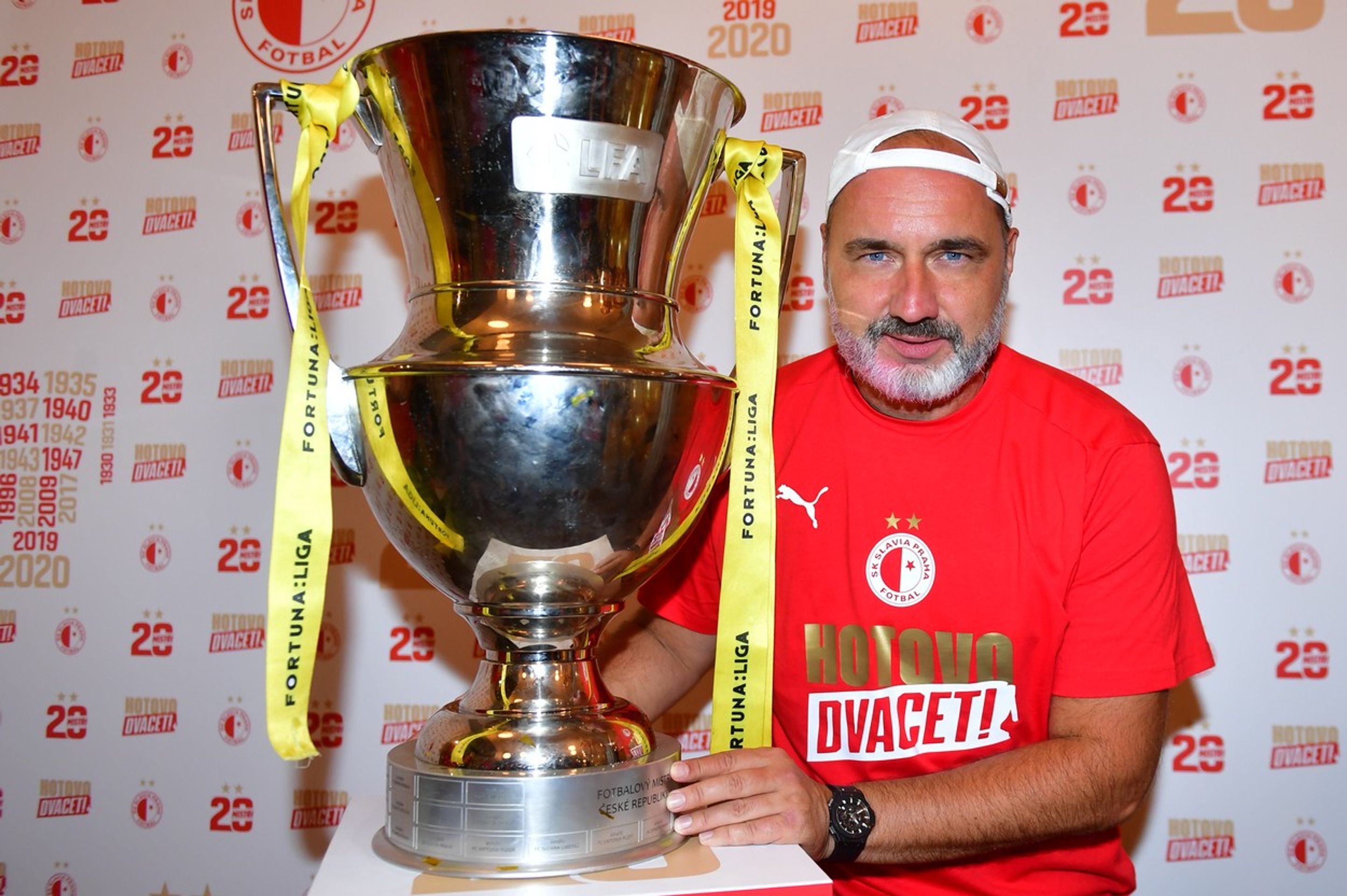 Trenér Jindřich Trpišovský s titulem - GALERIE: Takhle slavili fotbalisté Slavie Praha ligový triumf (1/5)