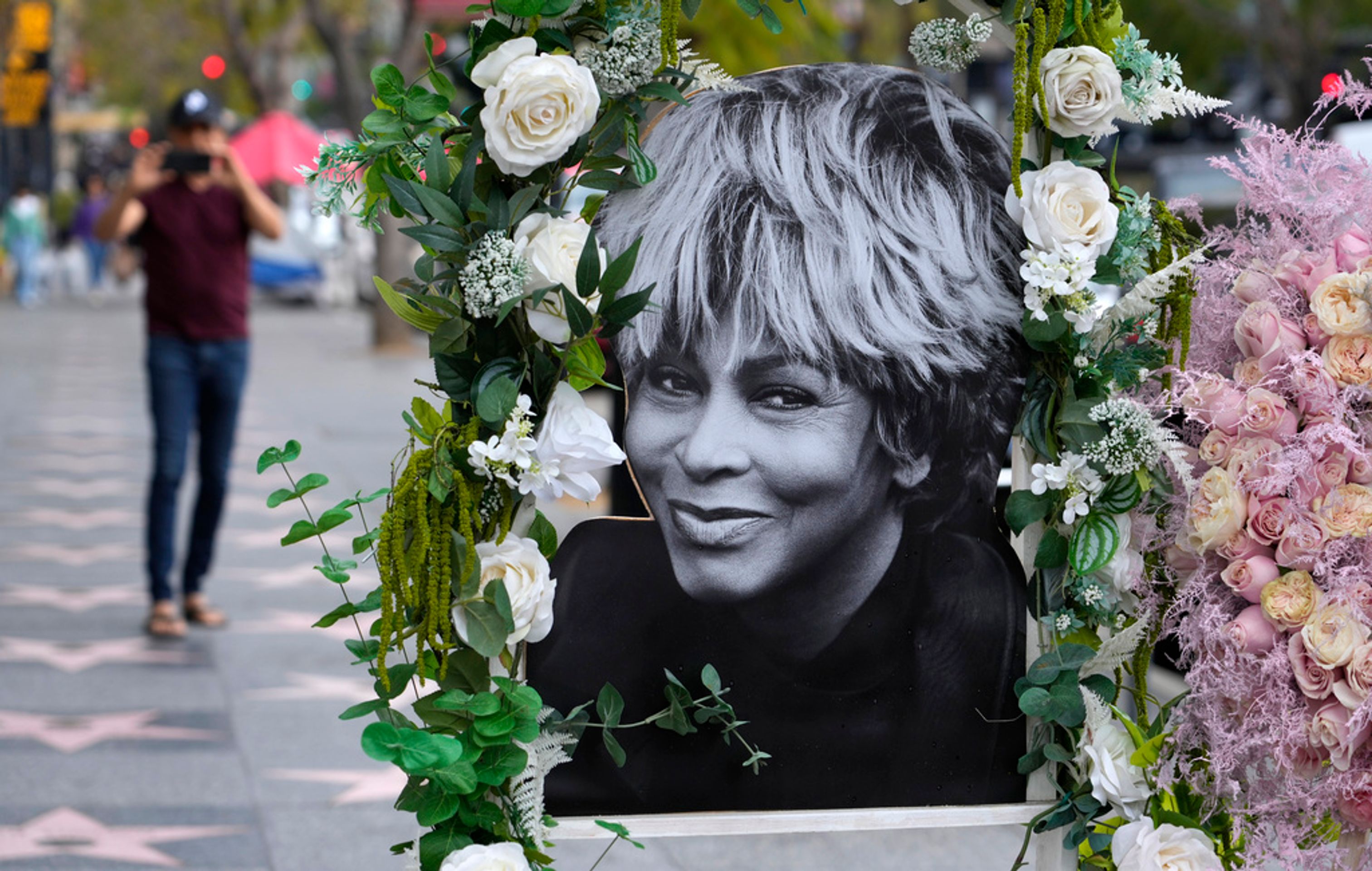 Lidé pokládají květiny ke hvězdě Tiny Turnerové na chodníku slávy v Hollywoodu (3) - Tina Turner (6/9)