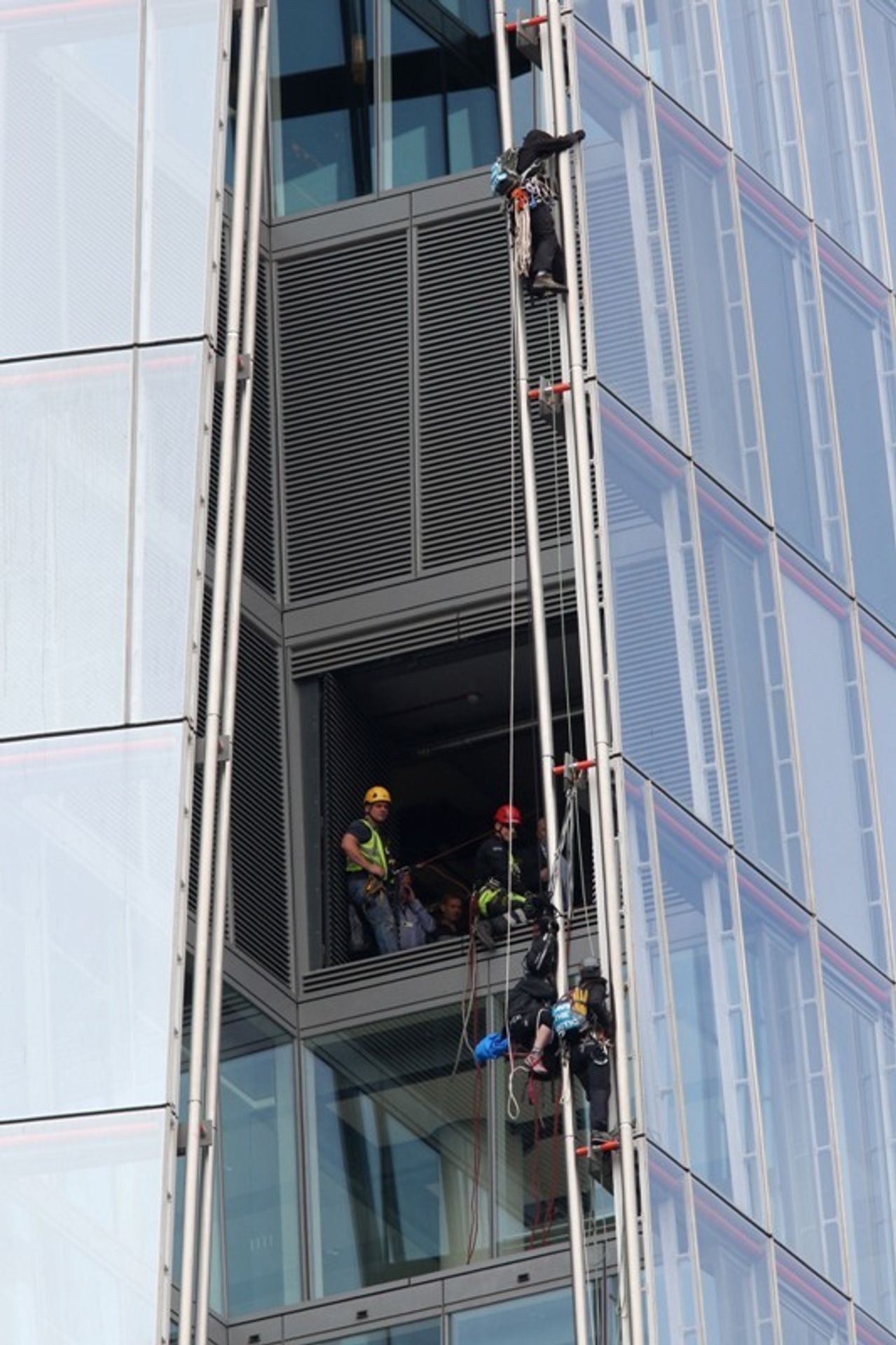 Aktivistky Greenpeace lezou na londýnský mrakodrap - 6 - GALERIE: Aktivistky lezou na londýnský mrakodrap (6/14)