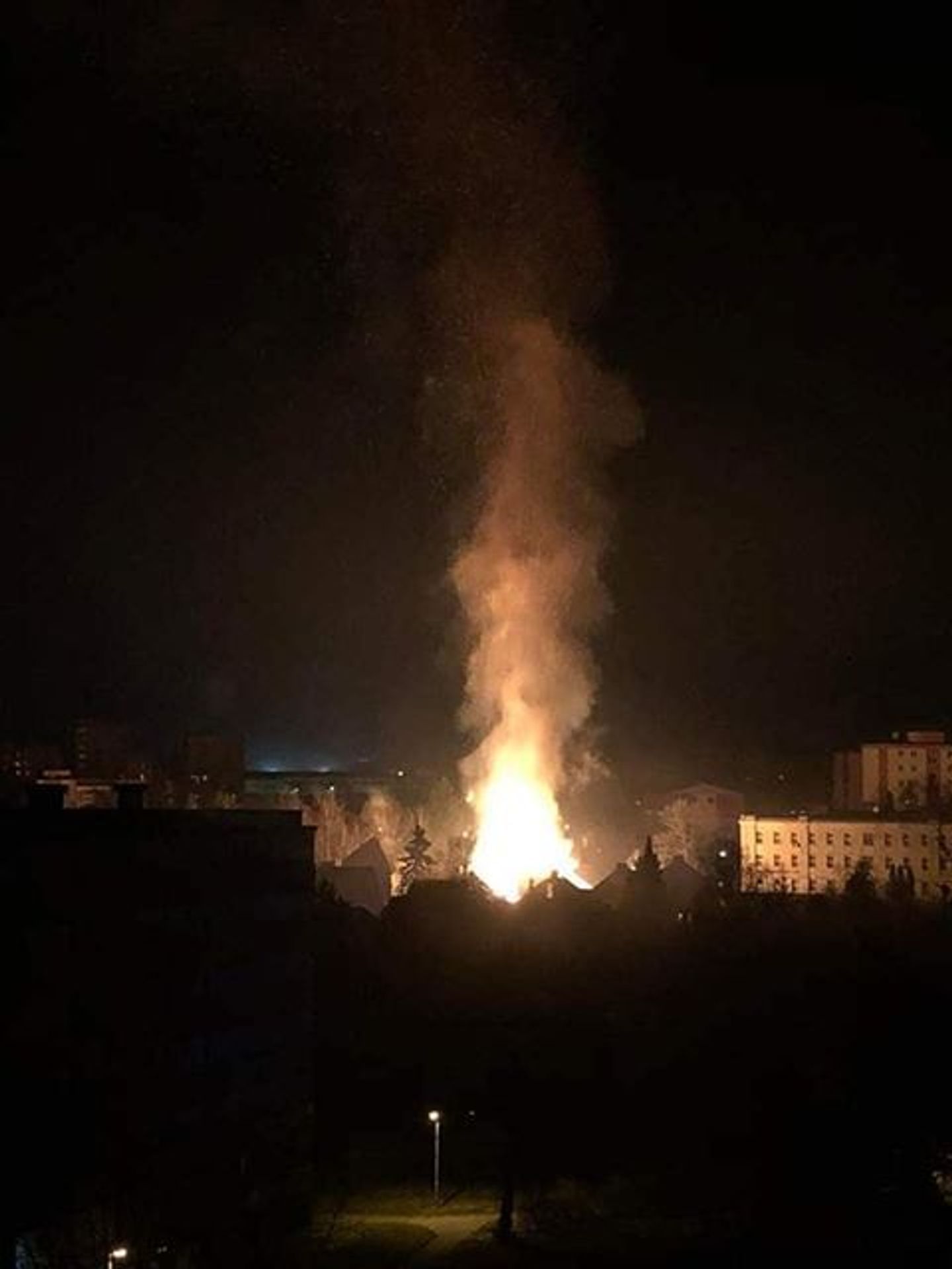 Požár v Kopřivnici - 1 - GALERIE: Požáry ve Dvoře Králové nad Labem a v Kopřivnici (18/18)