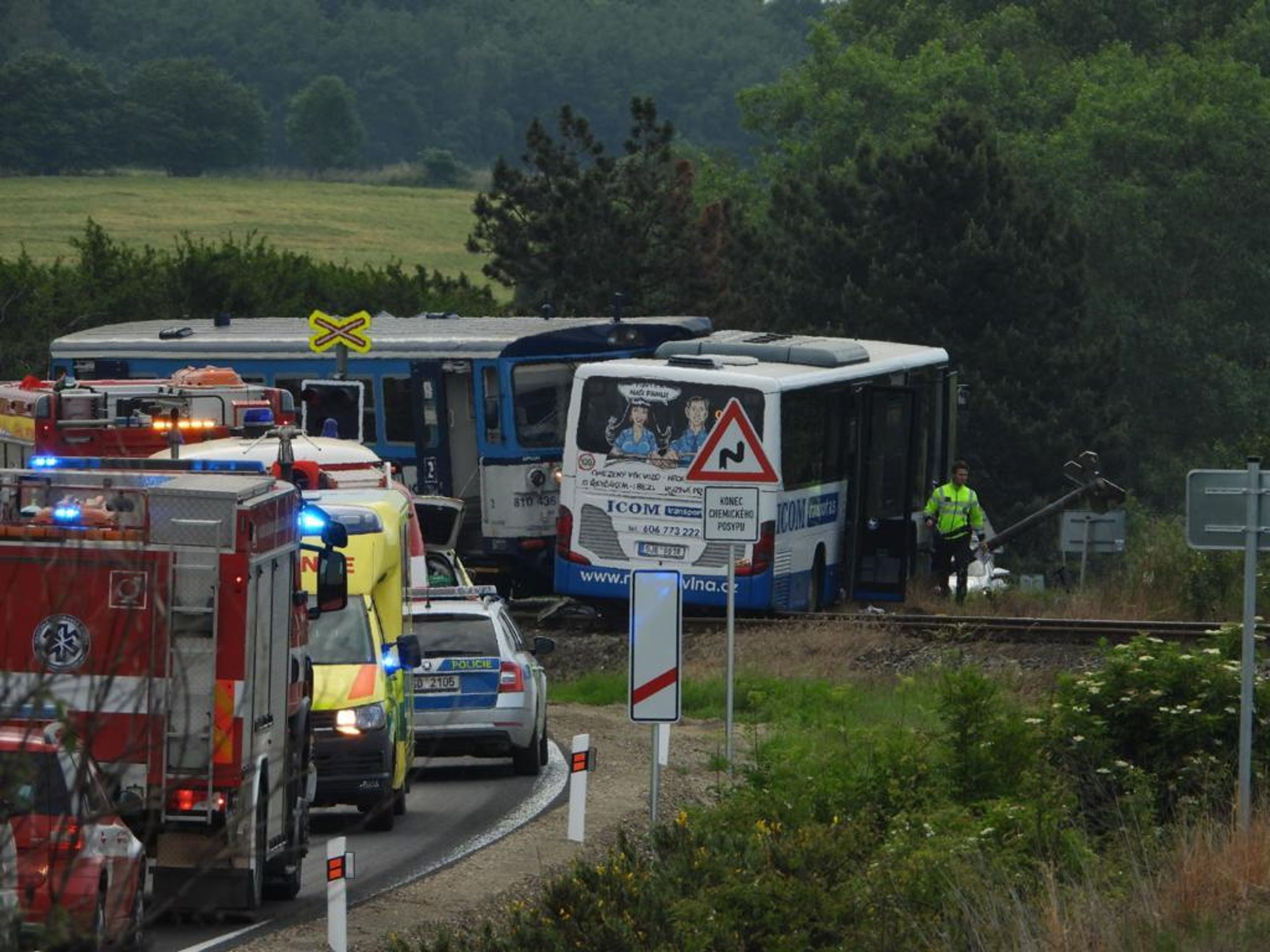 Srážka autobusu s vlakem na Benešovsku - 5 - GALERIE: Srážka autobusu s vlakem na Benešovsku (5/17)