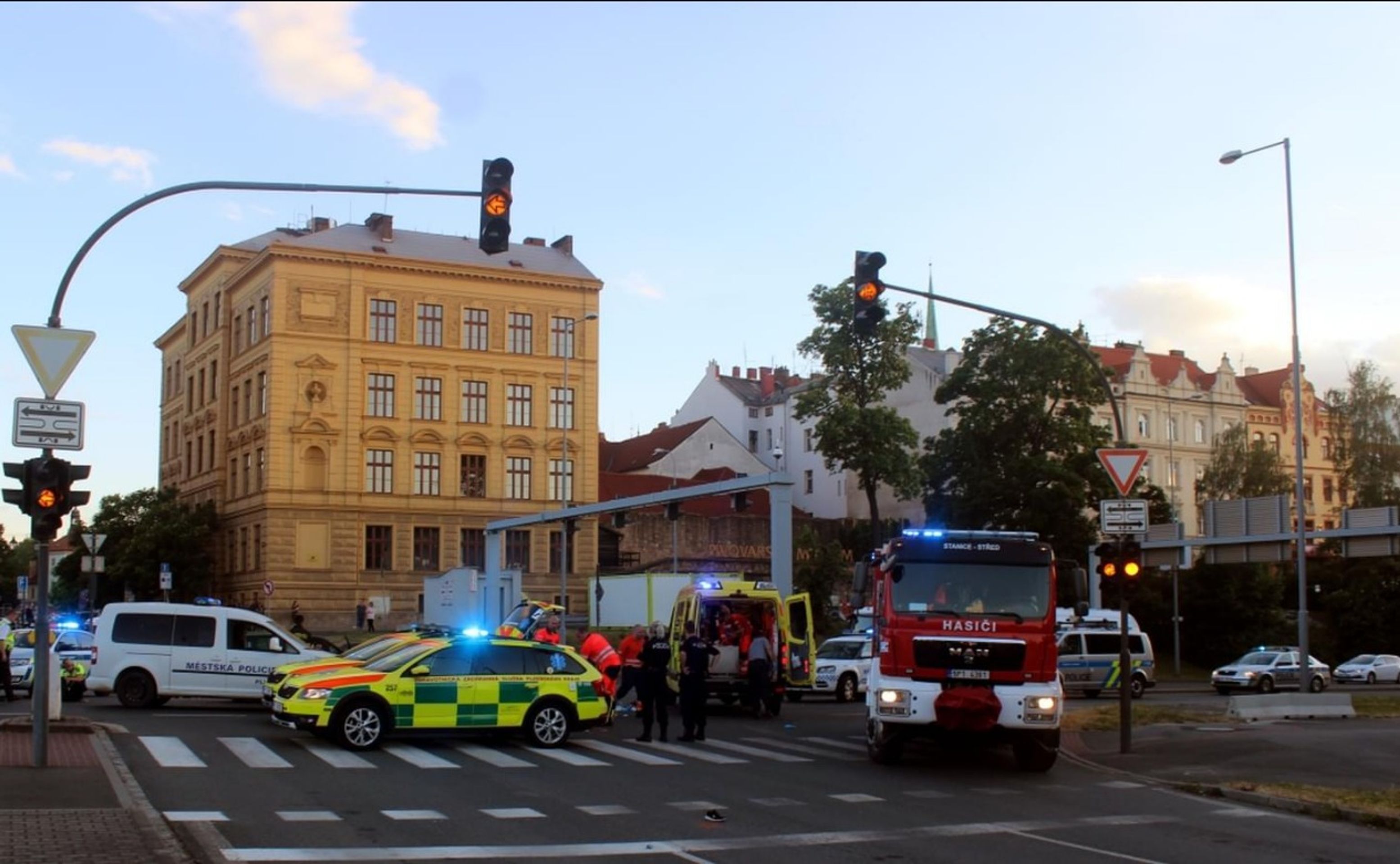 Auto srazilo v Plzni na přechodu dvě děti - 1 - GALERIE: Auto srazilo na přechodu v Plzni dvě děti (1/9)