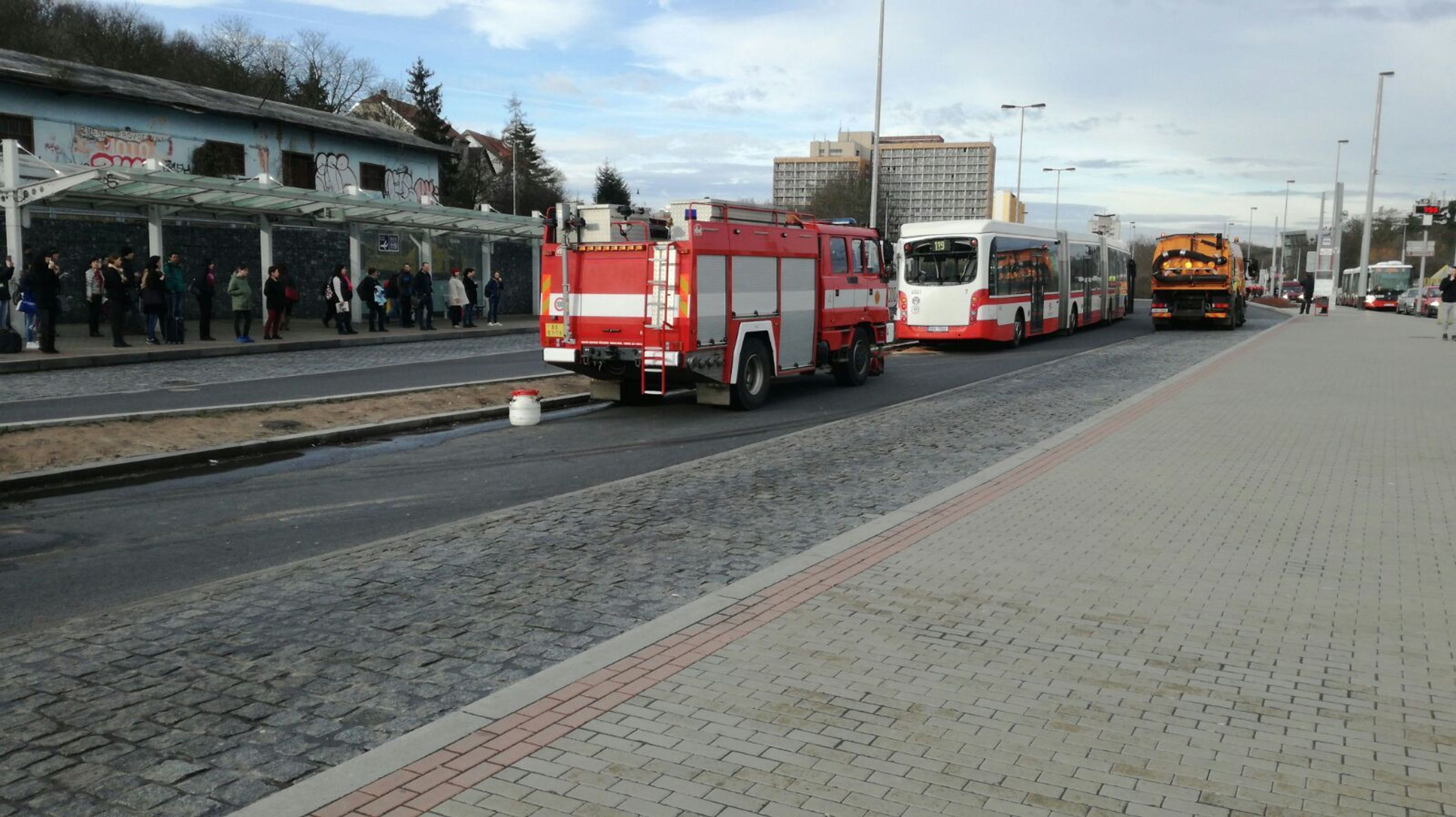 Nejdelší autobus v ČR se srazil s nákladním autem - 1 - GALERIE: V Praze boural nejdelší autobus v ČR (4/4)