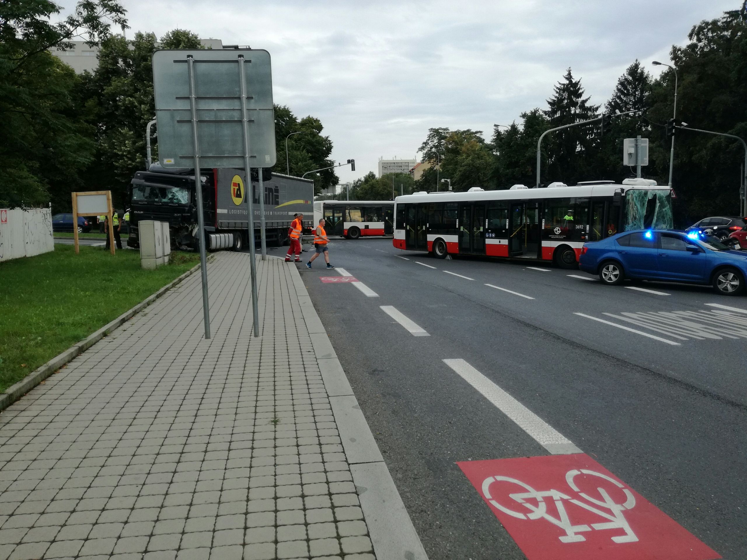 Srážka autobusu a kamionu v Praze - 4 - GALERIE: Nehoda kamionu a autobusu v Praze (4/9)