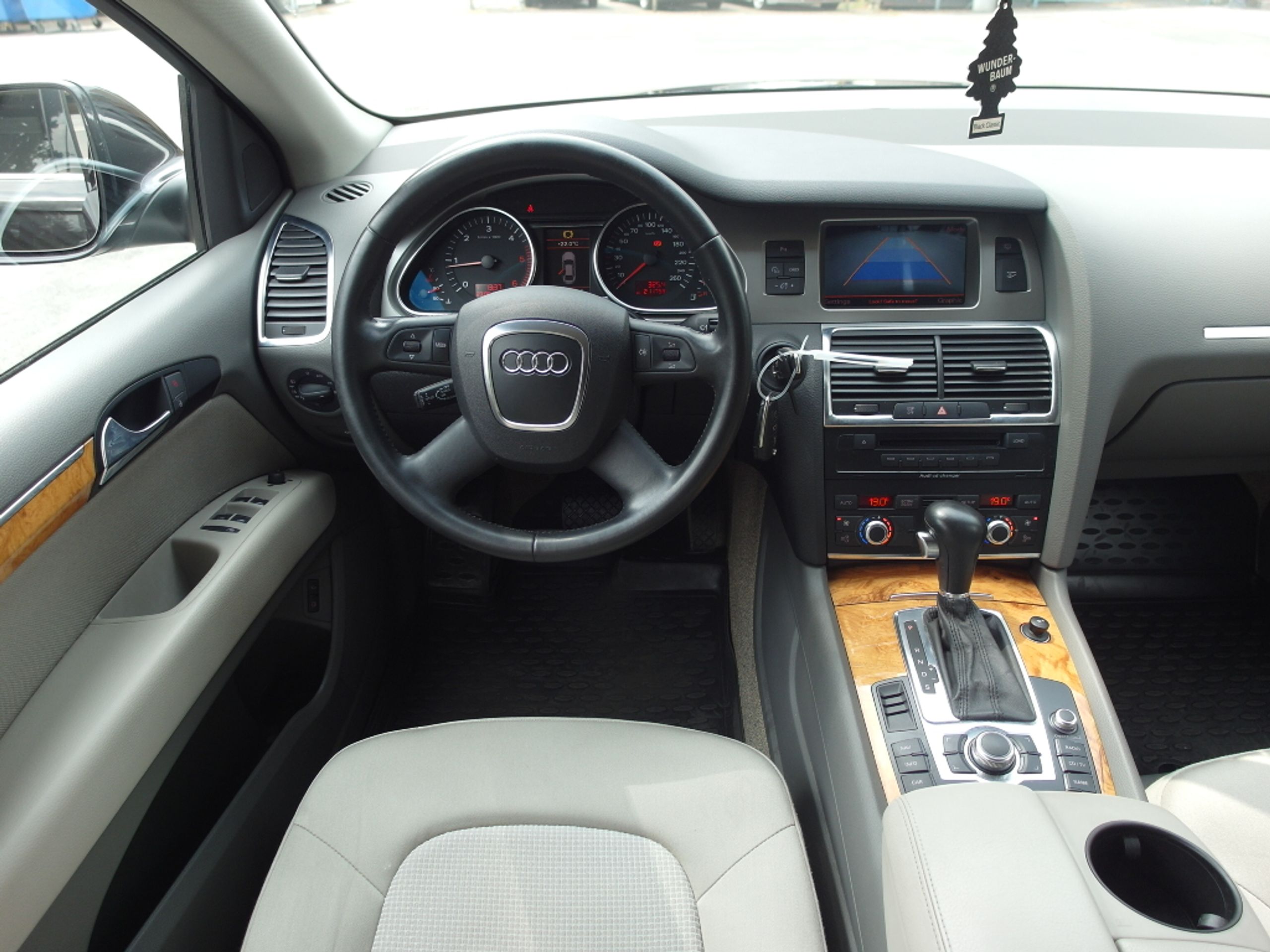 Audi Q7 - GALERIE: Mafiánská Audi Q7 na prodej (4/5)