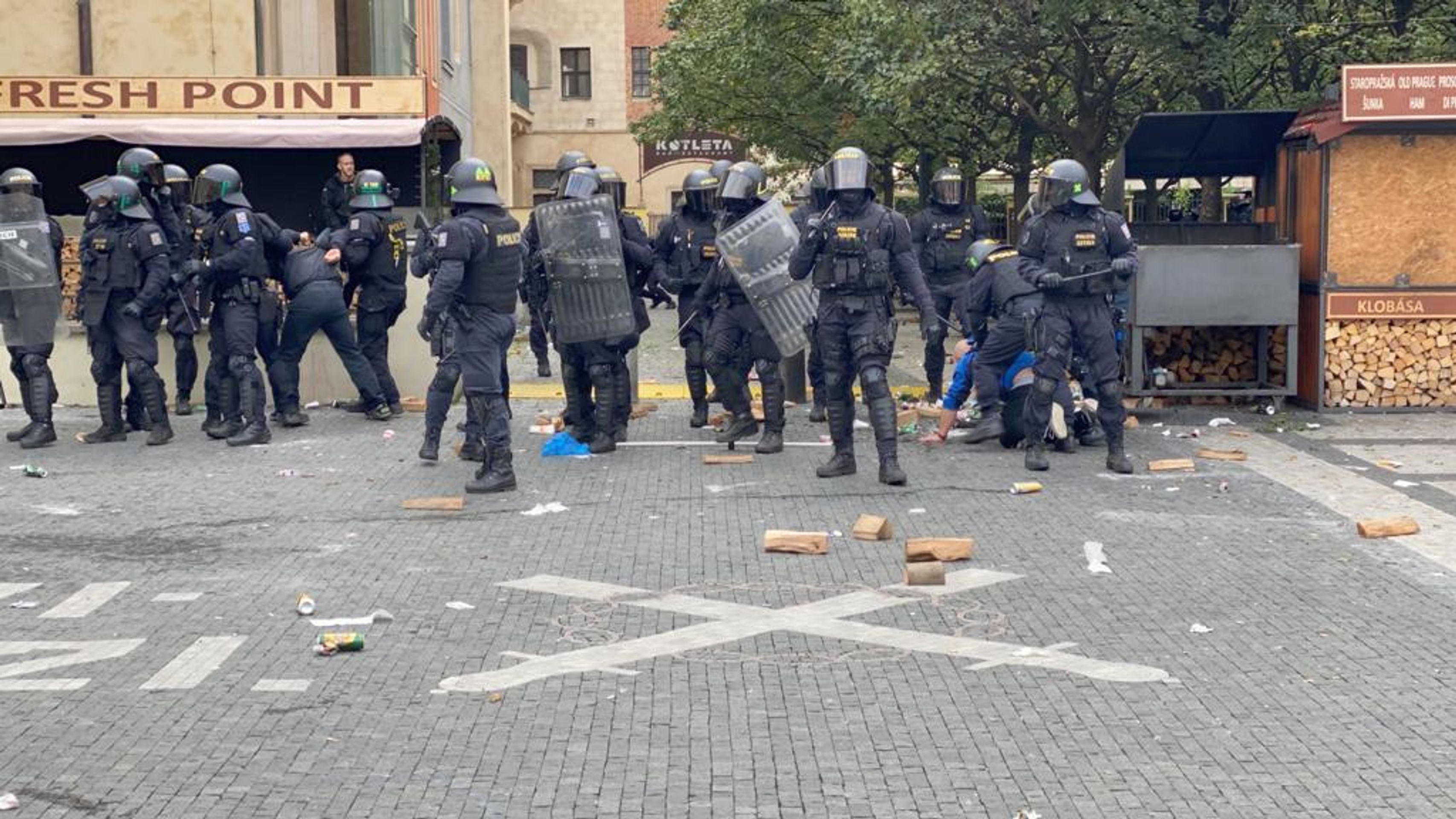Demonstrace fotbalových chuligánů na Staroměstském náměstí se vyhrotila - 1 - GALERIE: Protestní akce na Staroměstském náměstí se zvrhla (23/23)