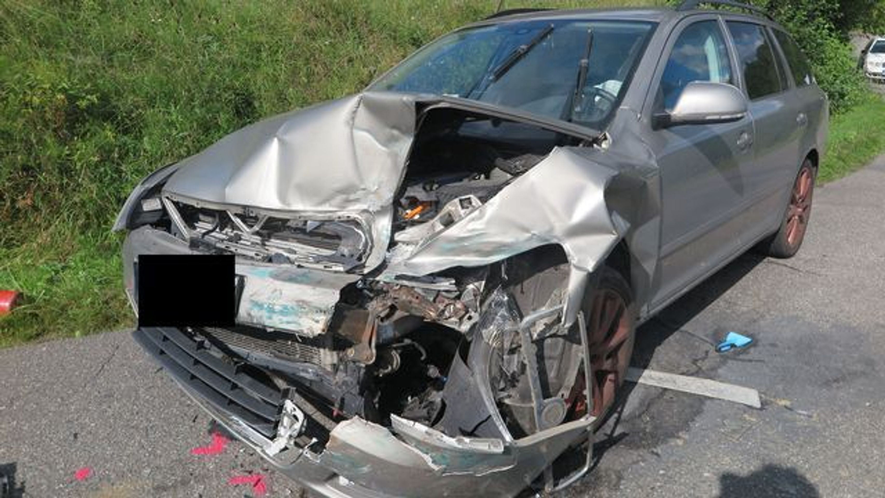 Mladík řídil auto zdrogovaný 11krát, teď boural - 2 - GALERIE: Čelní střet na Zlínsku, řidič jednoho z aut byl zfetovaný (3/4)