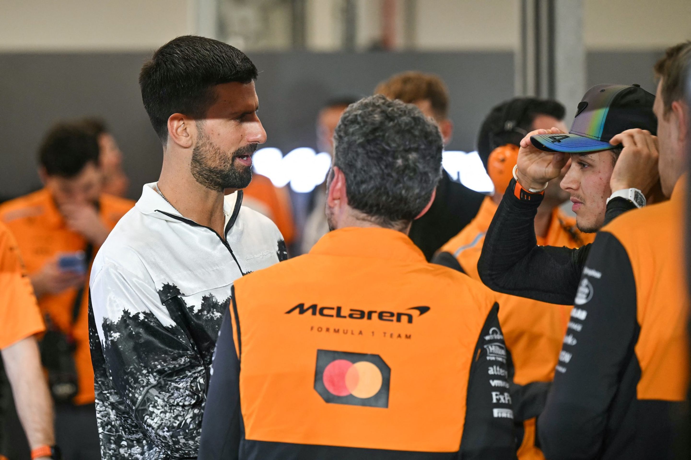 Novak Djokovič na F1 v Kataru mluví s Lando Norrisem - Novak Djokovič na F1 v Kataru (1/6)