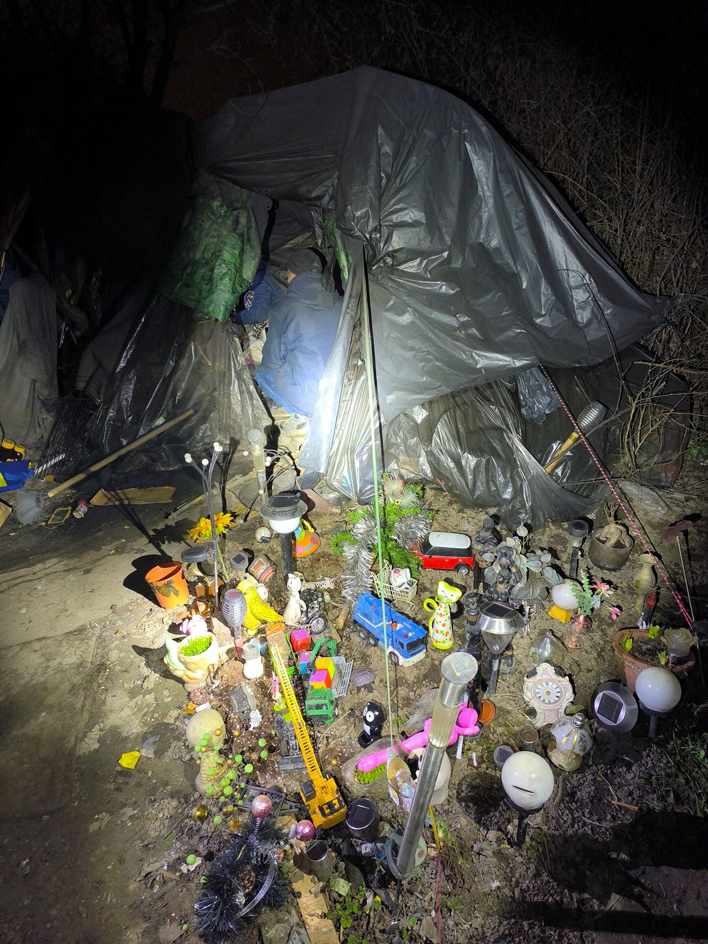 Dvě malé děti žily s matkou ve stanu - Dvě malé děti žily s matkou ve stanu (2/3)