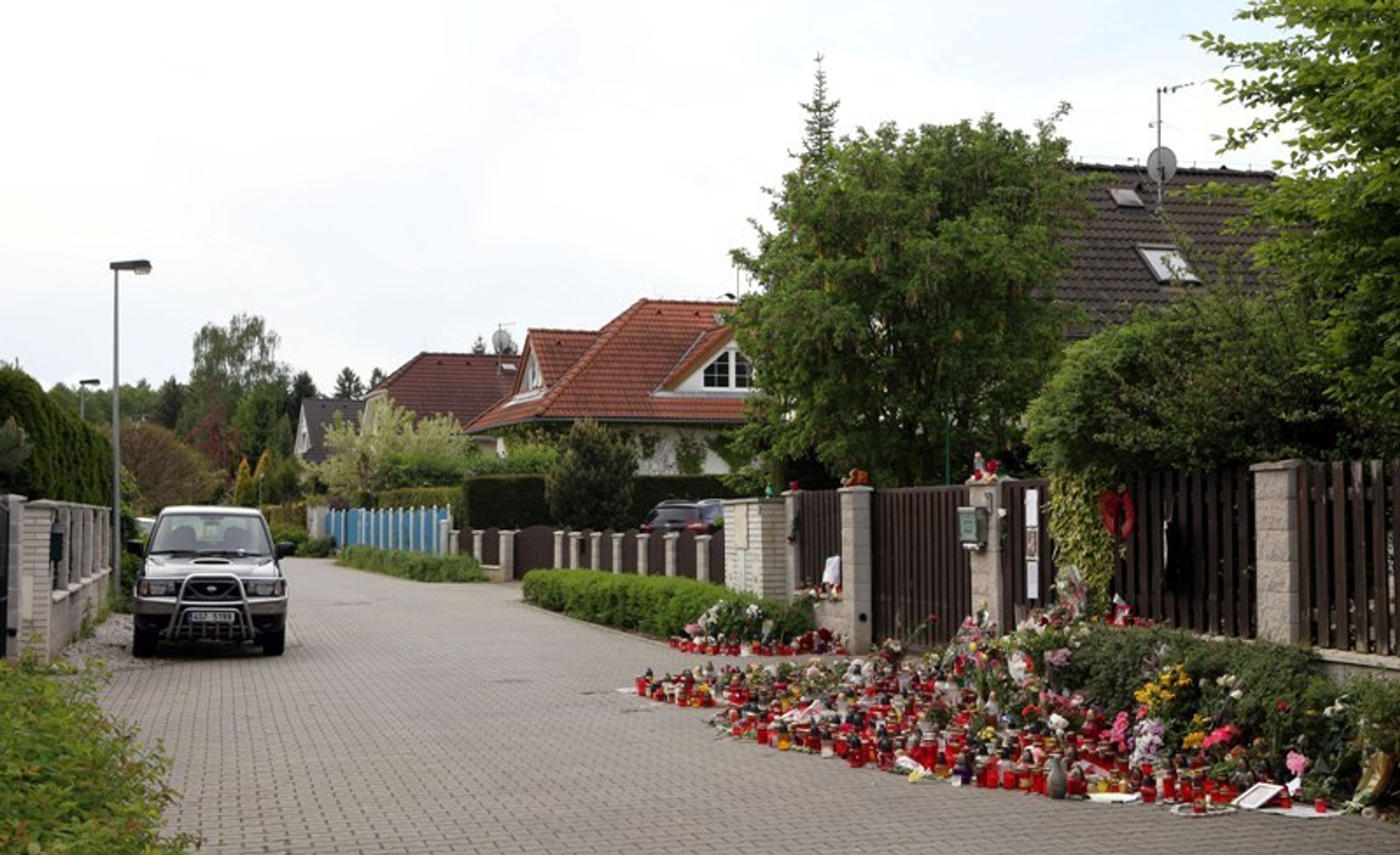 Pokuta pro Rychtáře a svíčky před domem Ivety Bartošové - 2 - GALERIE: Pokuta pro Rychtáře a svíčky před domem Ivety Bartošové (1/5)