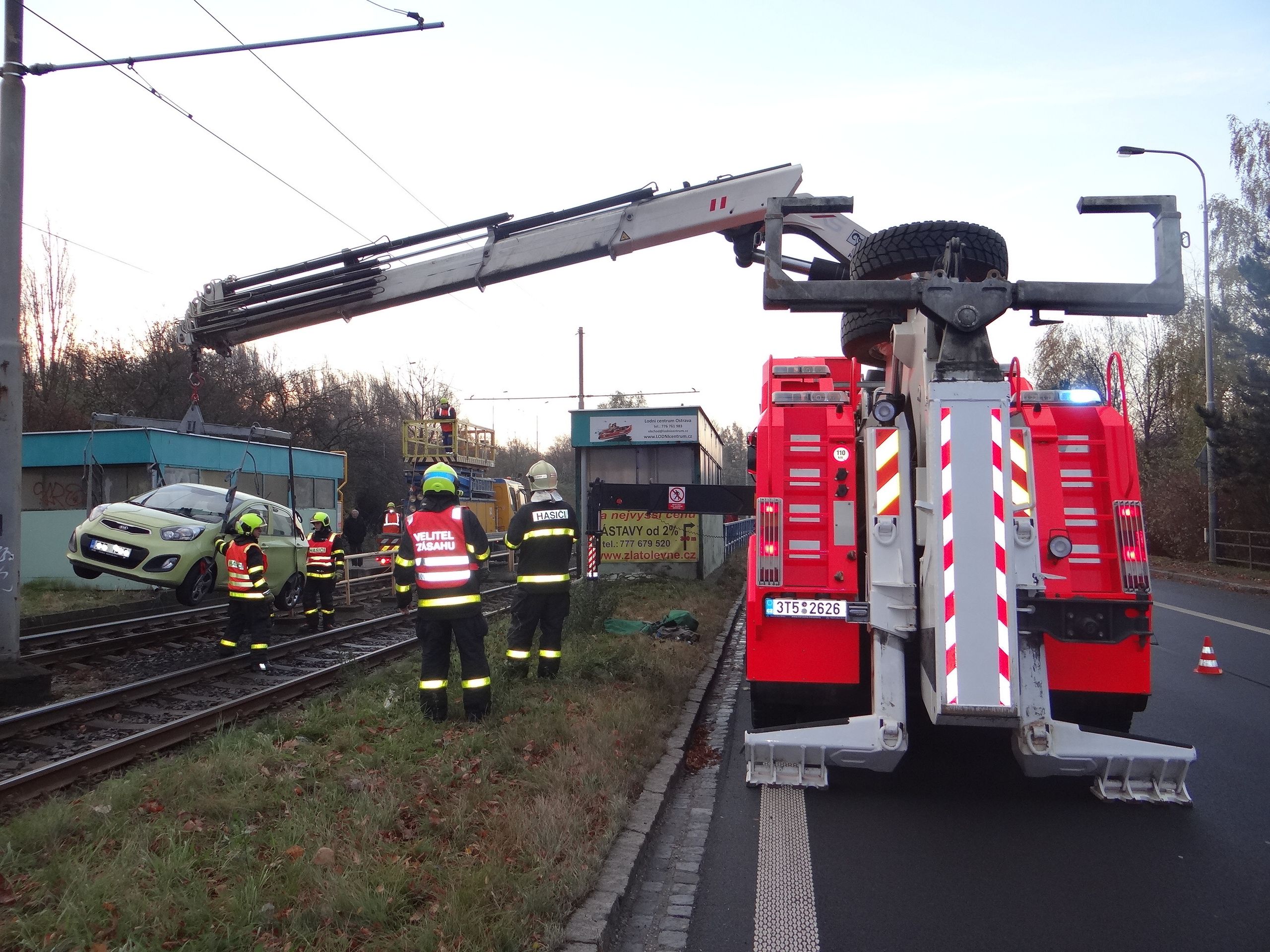 Hasiči vyprošťovali auto z tramvajových kolejí - 2 - Galerie: Hasiči vyprošťovali auto z tramvajových kolejí (2/13)