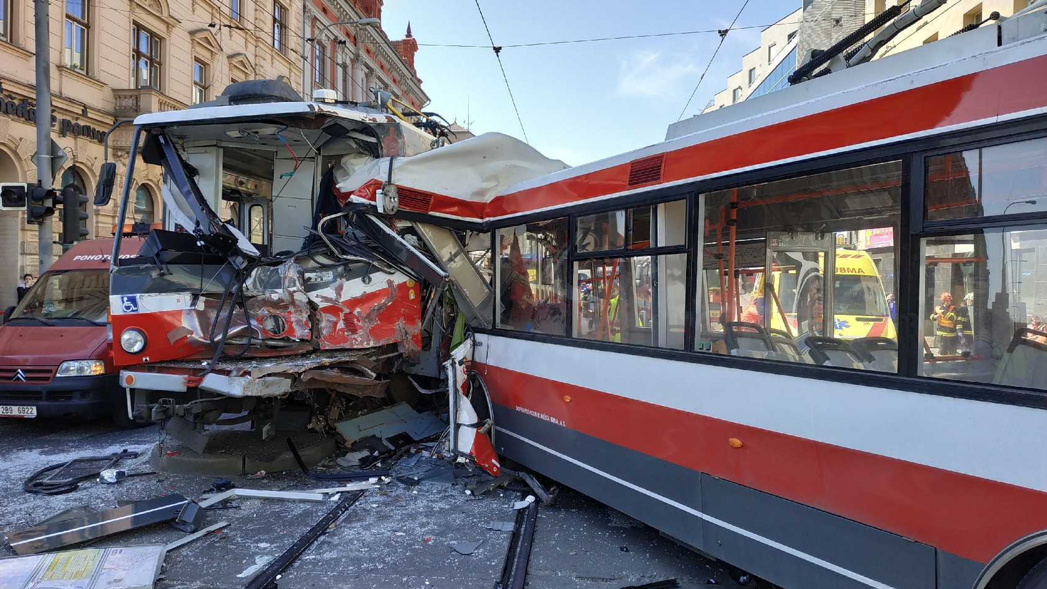 Nehoda tramvaje a trolejbusu - 1 - GALERIE: Srážka tramvaje a trolejbusu v Brně (4/16)