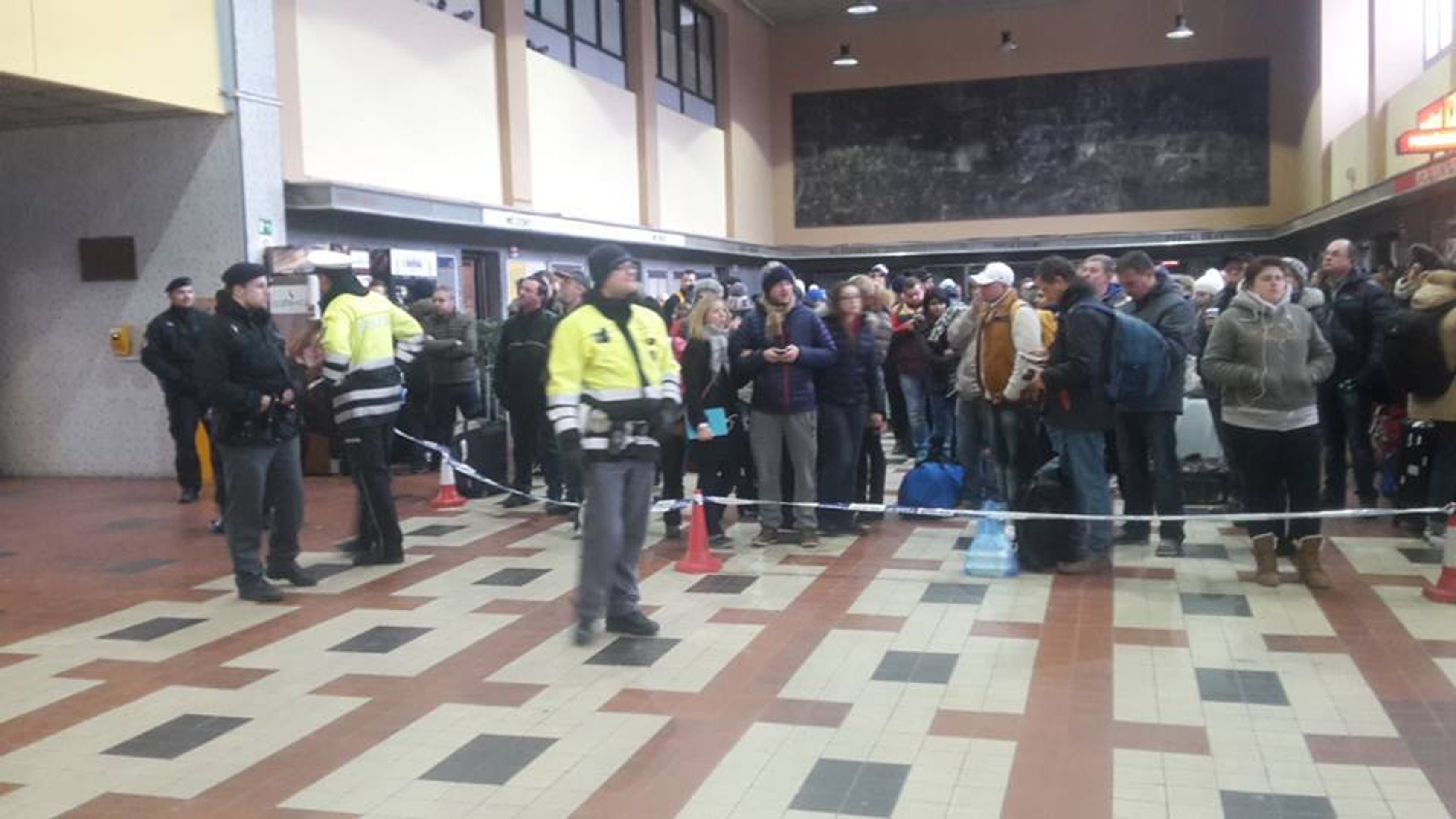 Hrozba bombou v rychlíku! U Berouna evakuují desítky lidí - 7 - GALERIE: Hrozba bombou v rychlíku u Berouna (7/8)