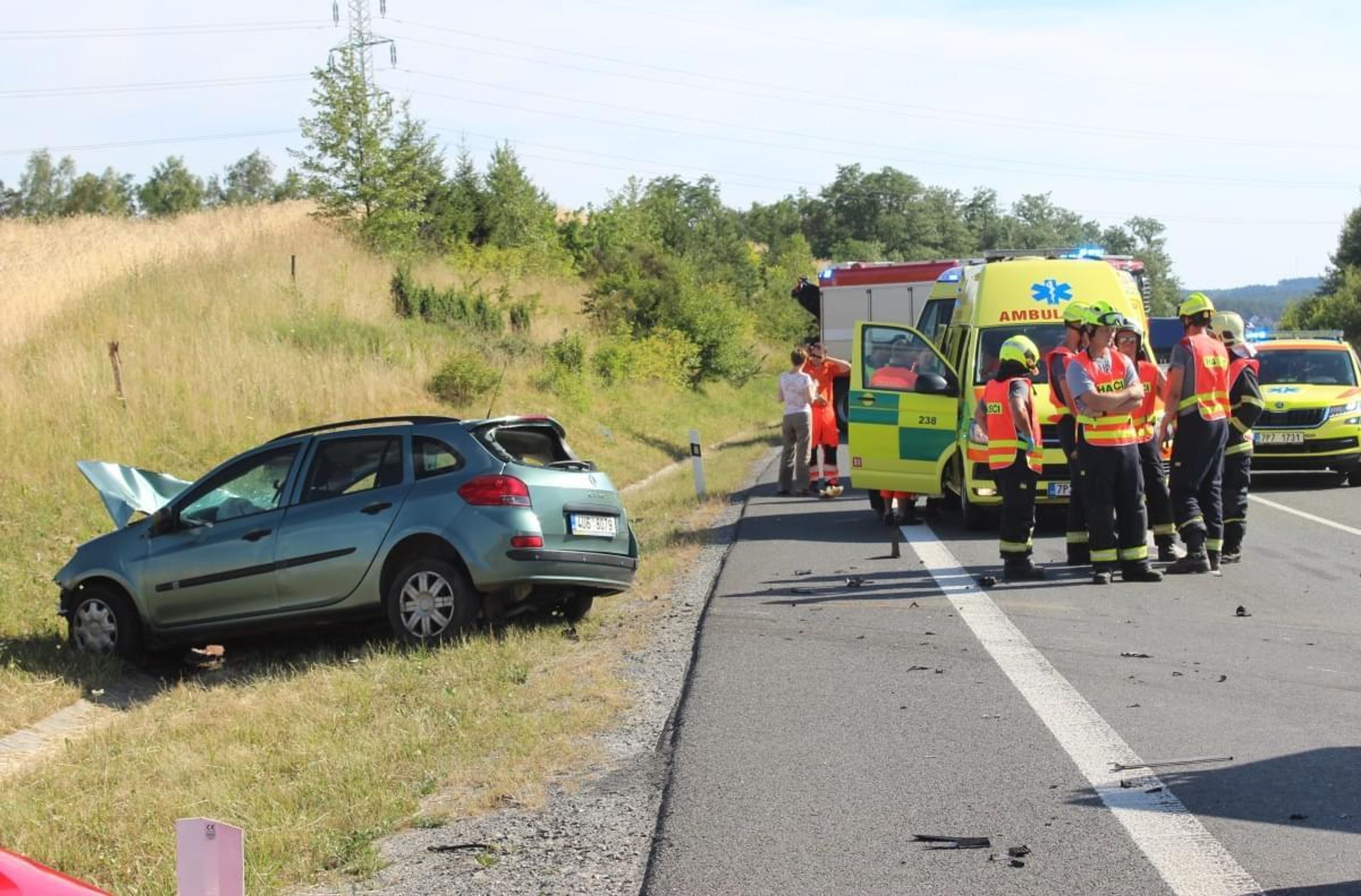 Srážka autobusu s autem na Plzeňsku - 12 - GALERIE: Nehoda autobusu s autem na Plzeňsku (7/12)
