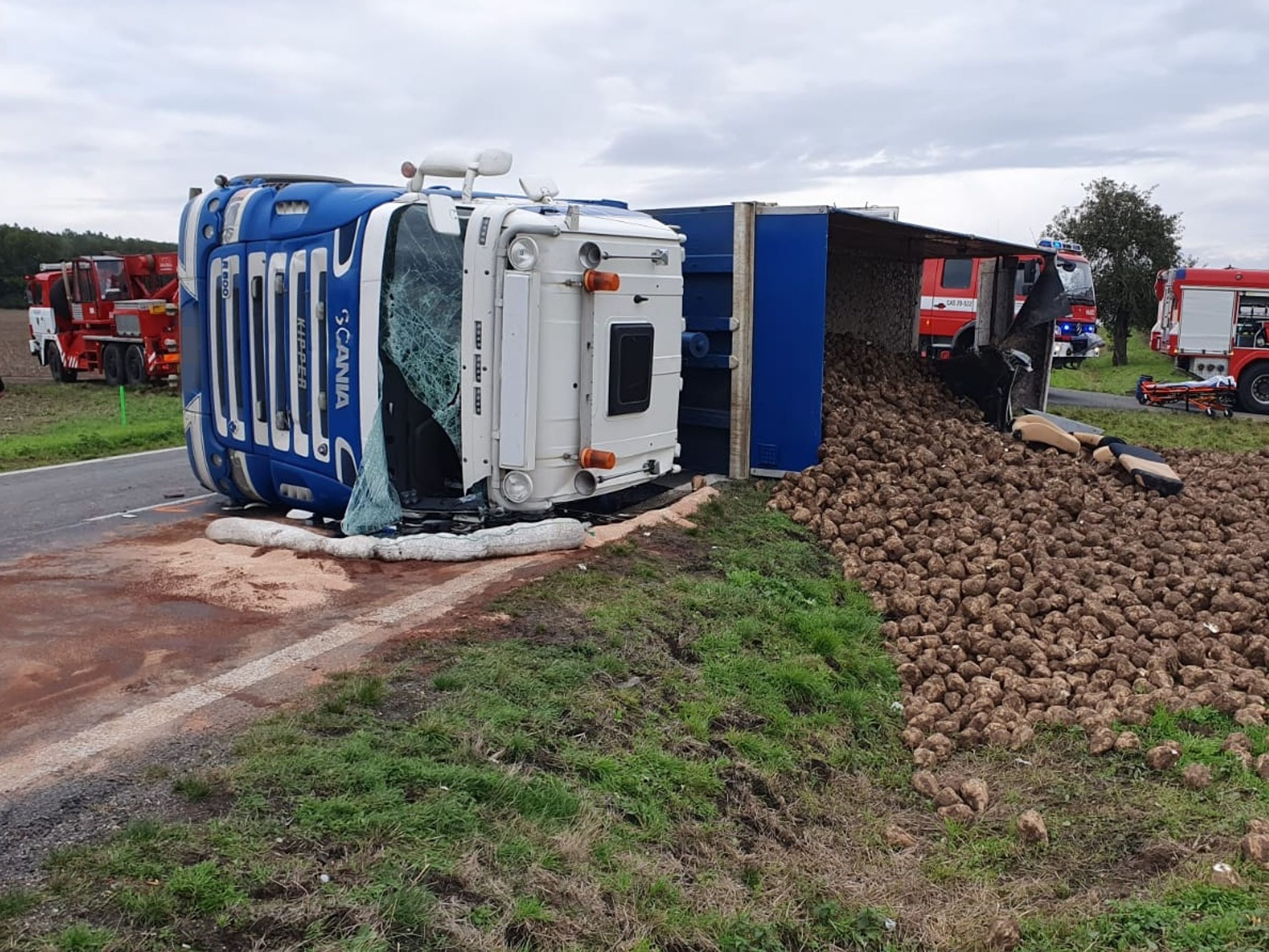 Náročné vyprošťování zabralo hasičům desítky minut - GALERIE: Kamion se na Mladoboleslavsku převrátil na auto (3/4)