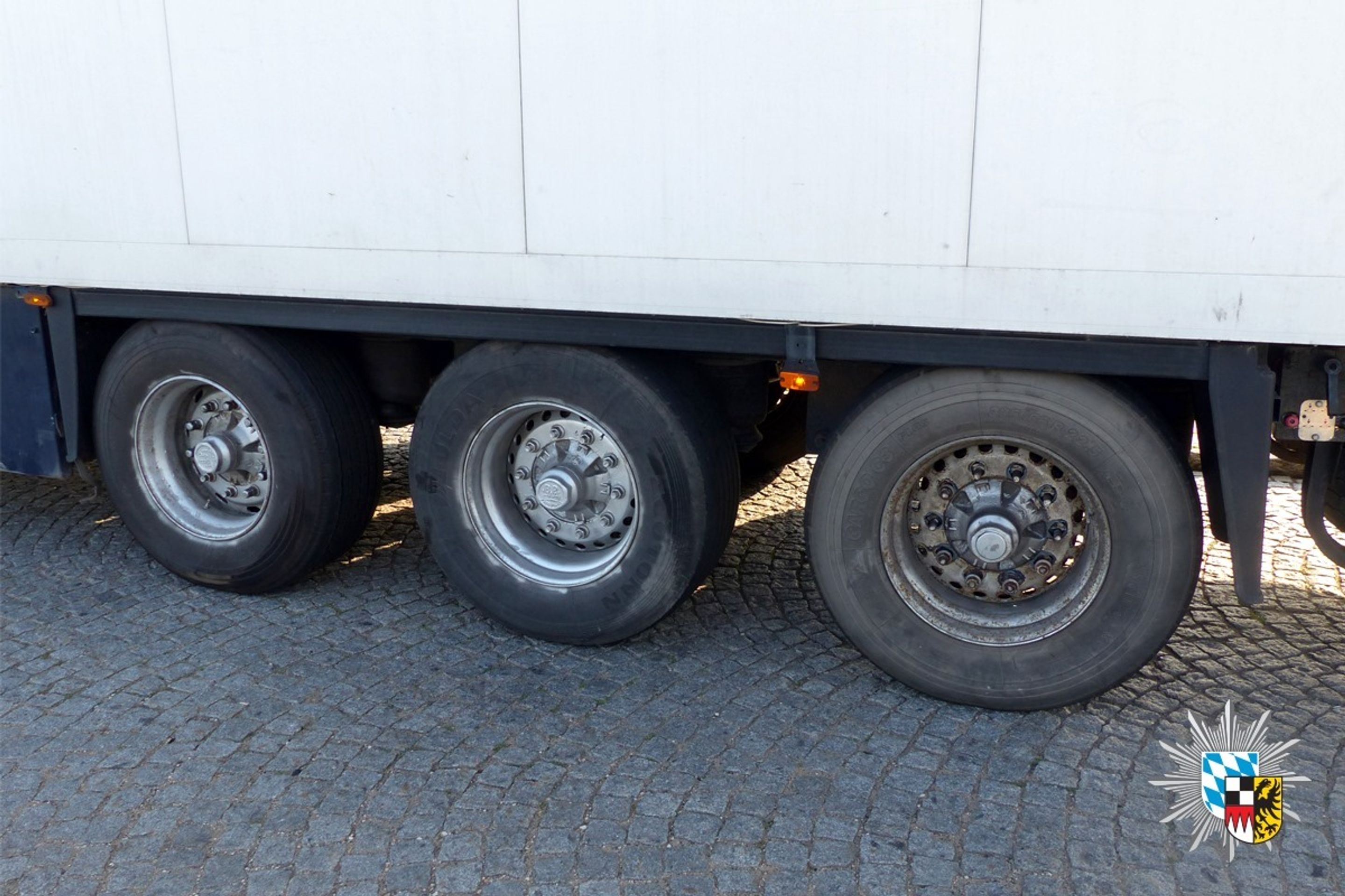 Kolo kamionu drželo jen silou vůle - 7 - Fotogalerie: Kamion jel po dálnici v hrozivém stavu (3/4)