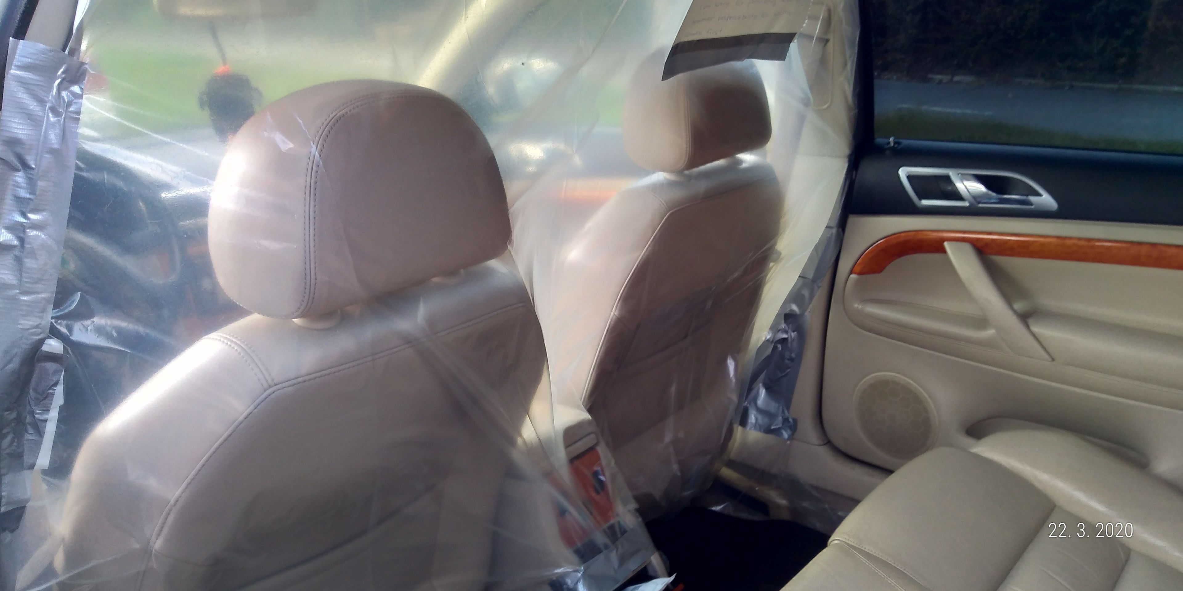 Igelitové přepážky v taxících - 7 - Fotogalerie: Taxikáři se chrání proti koronaviru (2/5)