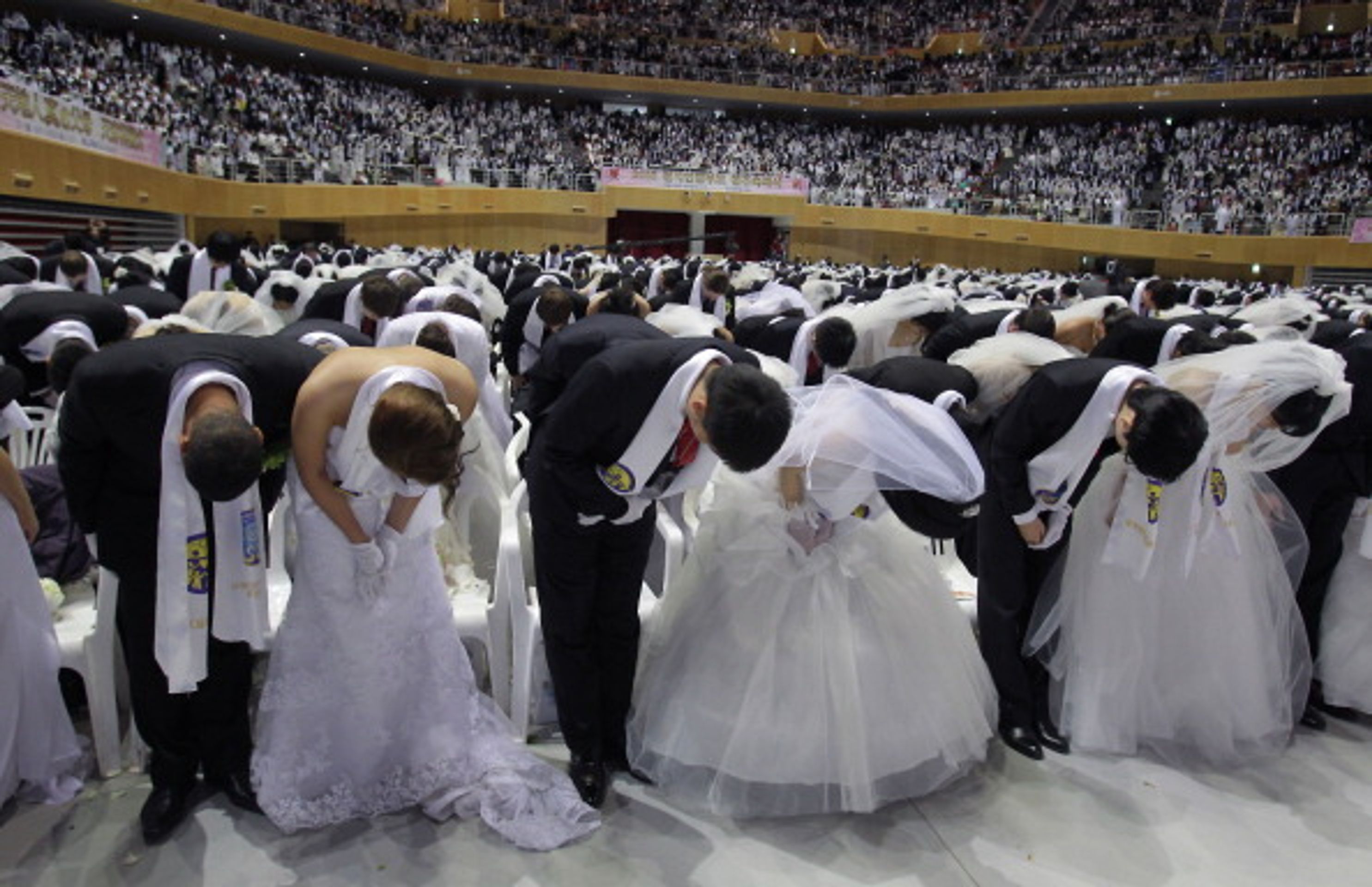 Hromadná svatba v Jižní Koreji - 9 - Svatba ve velkém stylu: Bralo se 3500 párů najednou! (4/12)