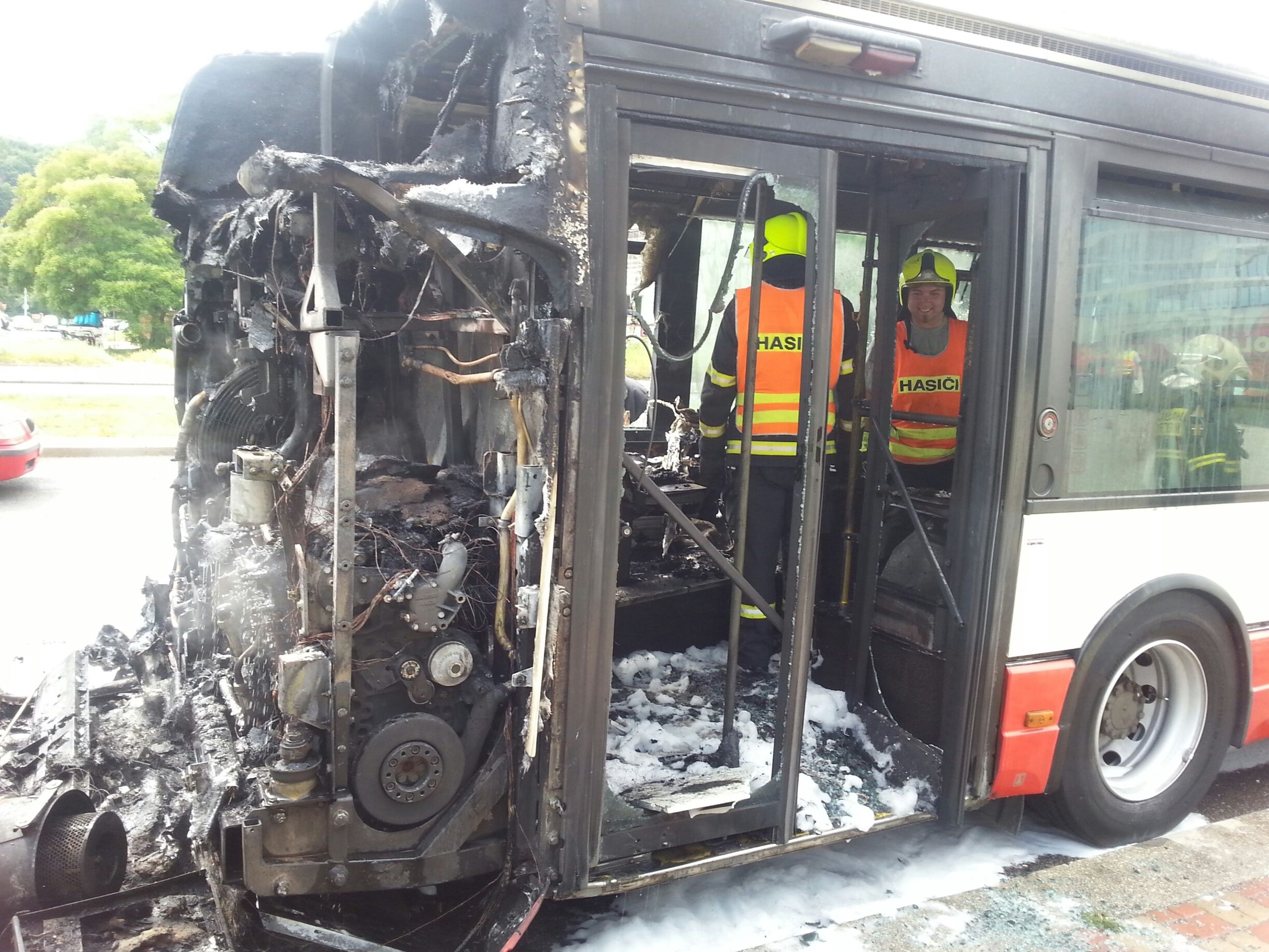 Požár autobusu na Evropské - 4 - GALERIE: Požár autobusu na Evropské (2/10)