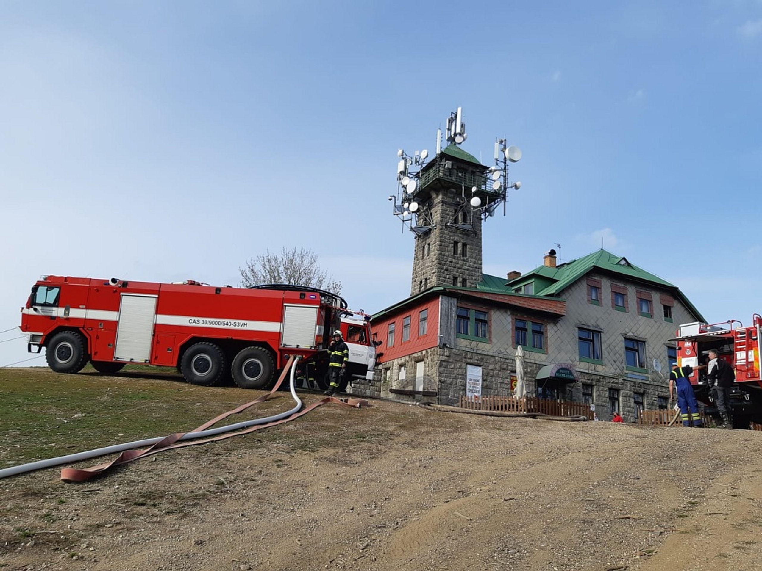 Hasiči likvidovali požár lesa na Tanvaldském Špičáku - GALERIE: Na Tanvaldském Špičáku hořel les (5/6)