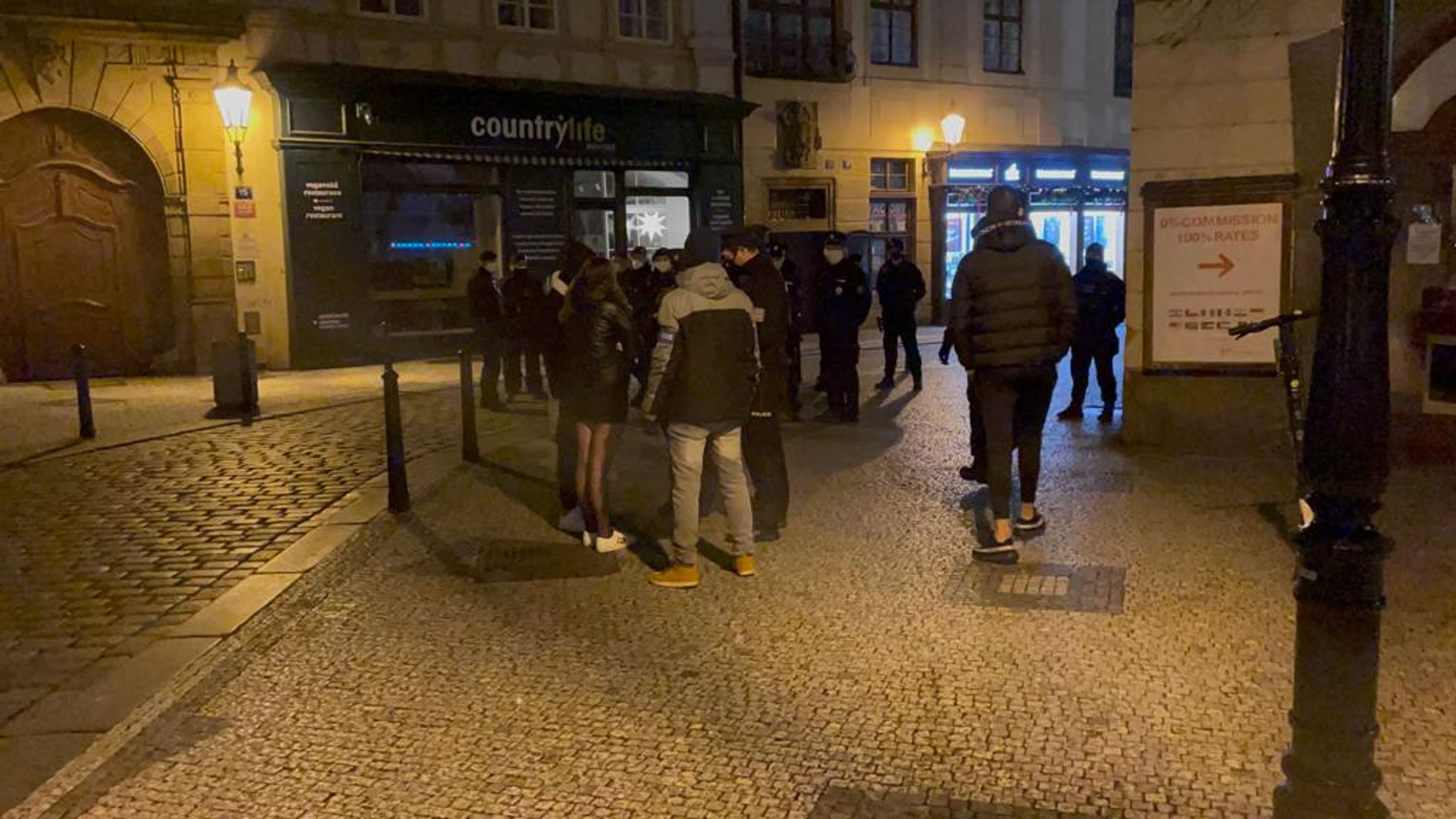 Nelegální party v Praze - 6 - GALERIE: Policie zasáhla proti nelegální party v Praze (5/5)