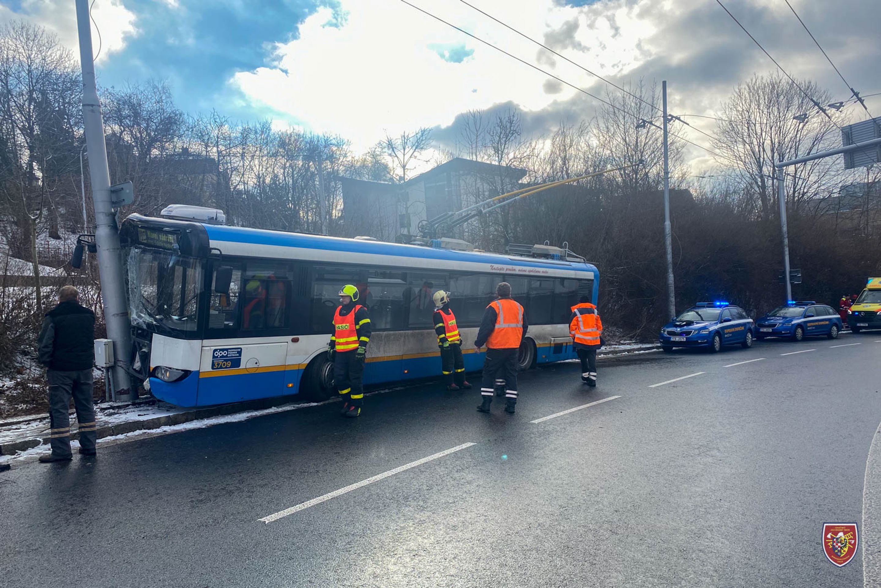 Nehoda trolejbusu v Ostravě - Nehoda trolejbusu v Ostravě (2/6)