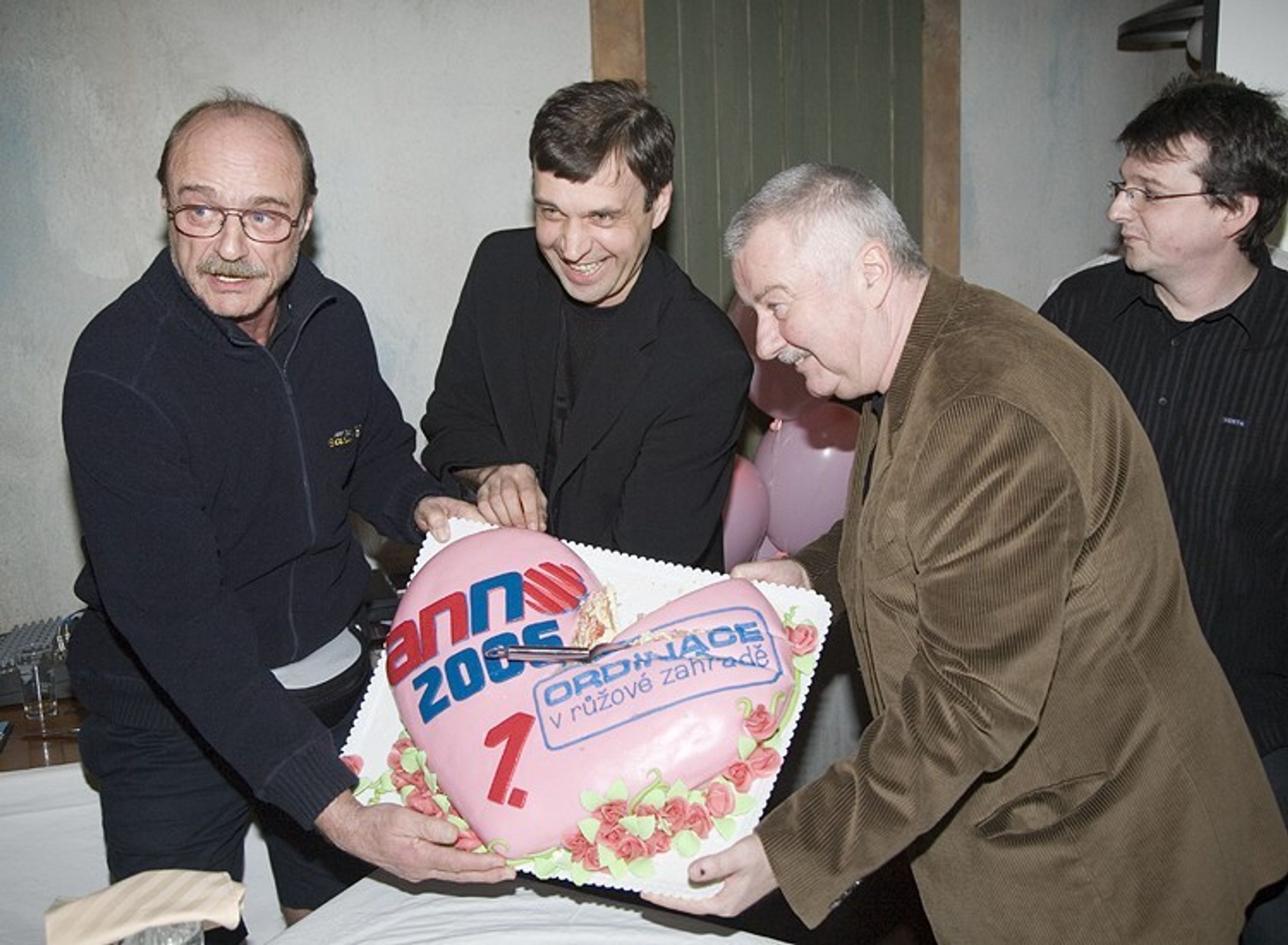 Herci Pavel Nový, Petr Rychlý a Ladislav Potměšil pózují s valentýnským dortem. - GALERIE: Ladislav Potměšil (7/7)