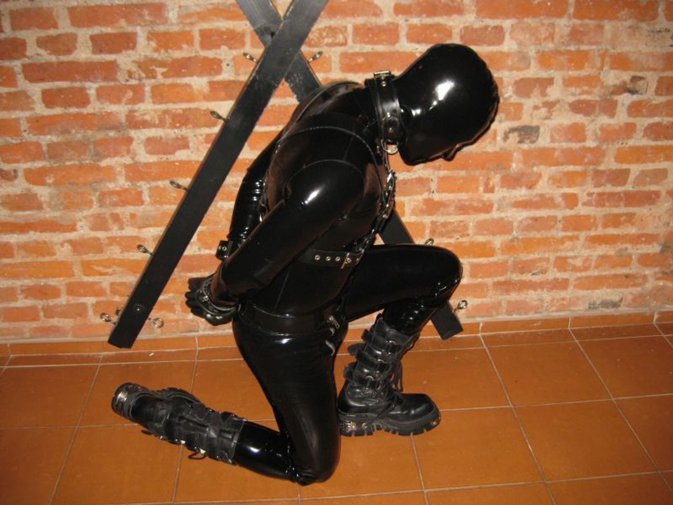 Z auta v Praze zmizely latexové oblečky - 1 - GALERIE: Z auta v Praze zmizely latexové oblečky (6/6)