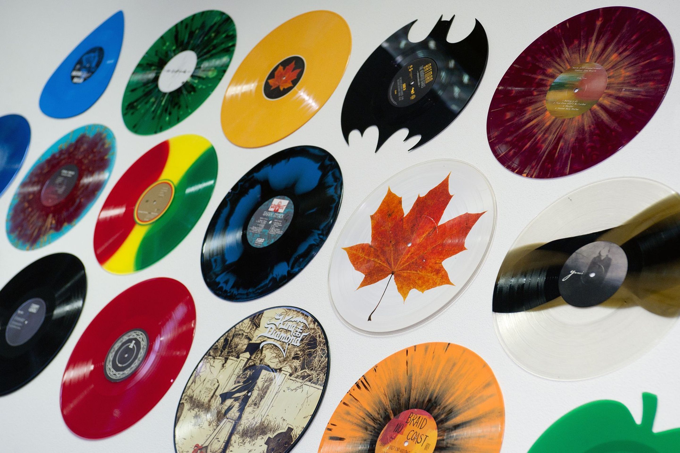 Na návštěvě v největší továrně na vinylové desky na světě - 5 - GALERIE: V Loděnici vyrábějí nejvíce gramofonových desek na světě (2/23)