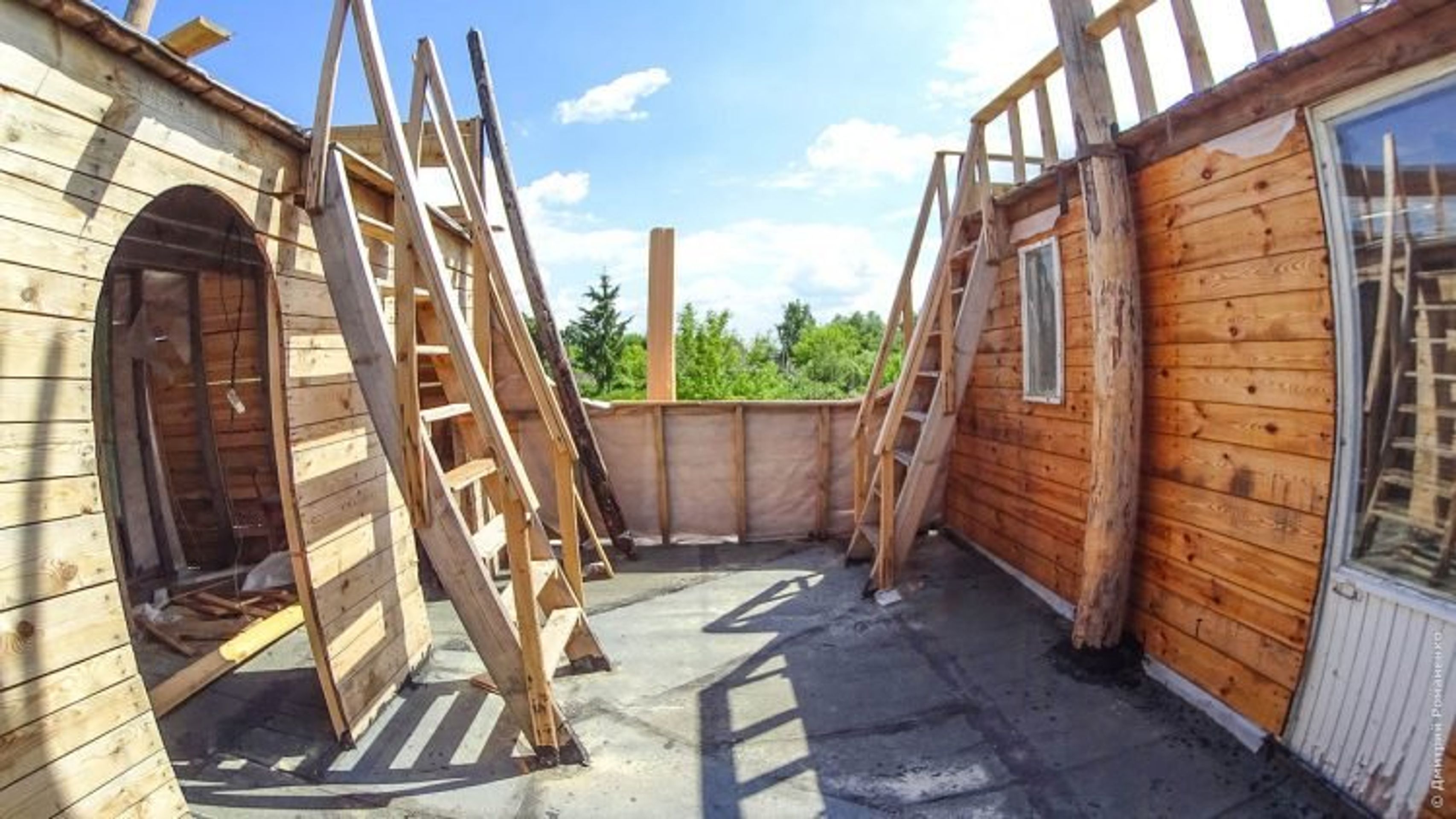 Muž si staví loď na domě - 4 - GALERIE: Muž si staví loď na domě (4/5)