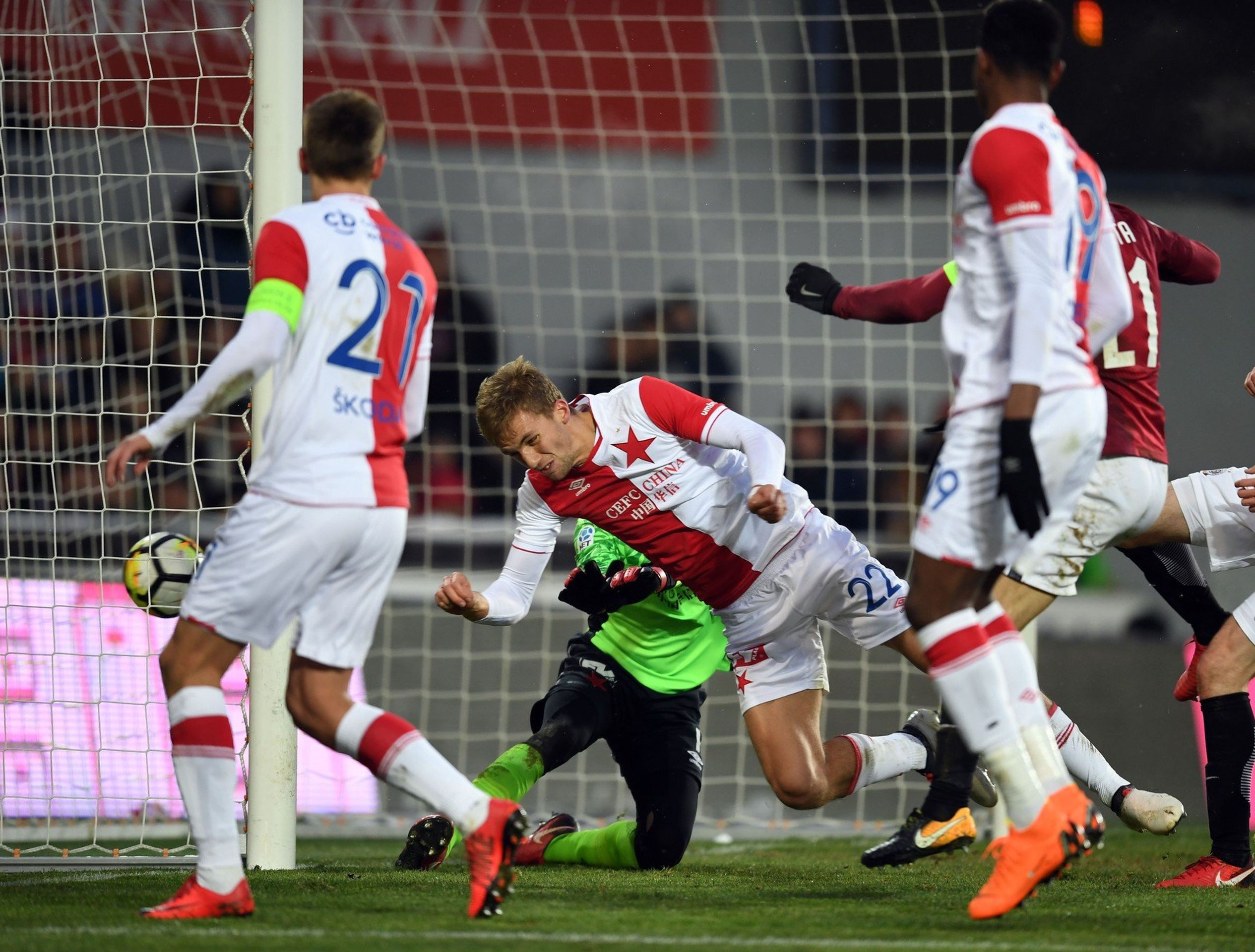 Vlastní gól Tomáše Součka - GALERIE: Fotbalové derby Sparta - Slavia (3/5)