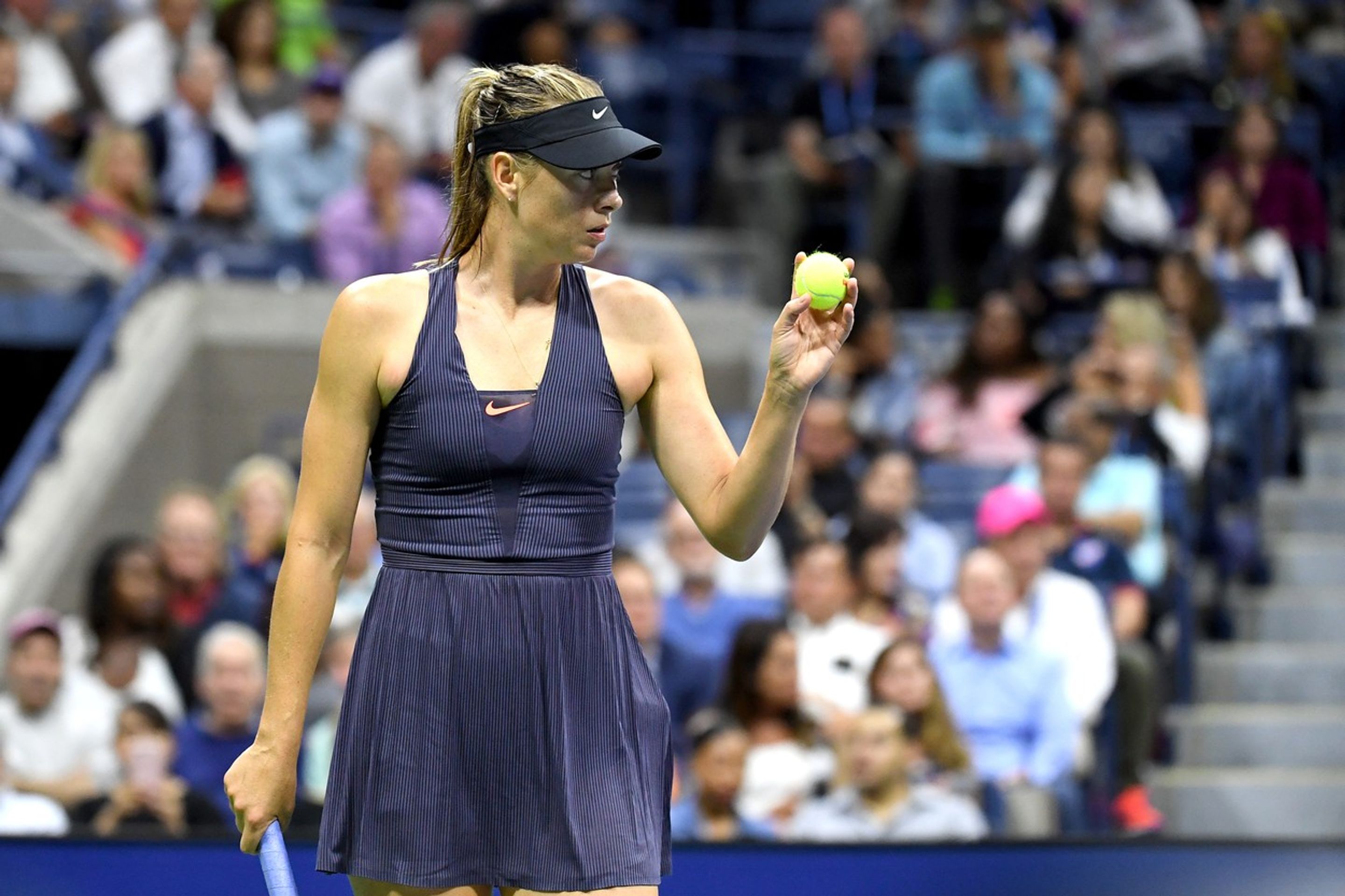 Maria Šarapovová zvolila elegantní šatičky - GALERIE: Divoké oblečení na US Open (5/7)
