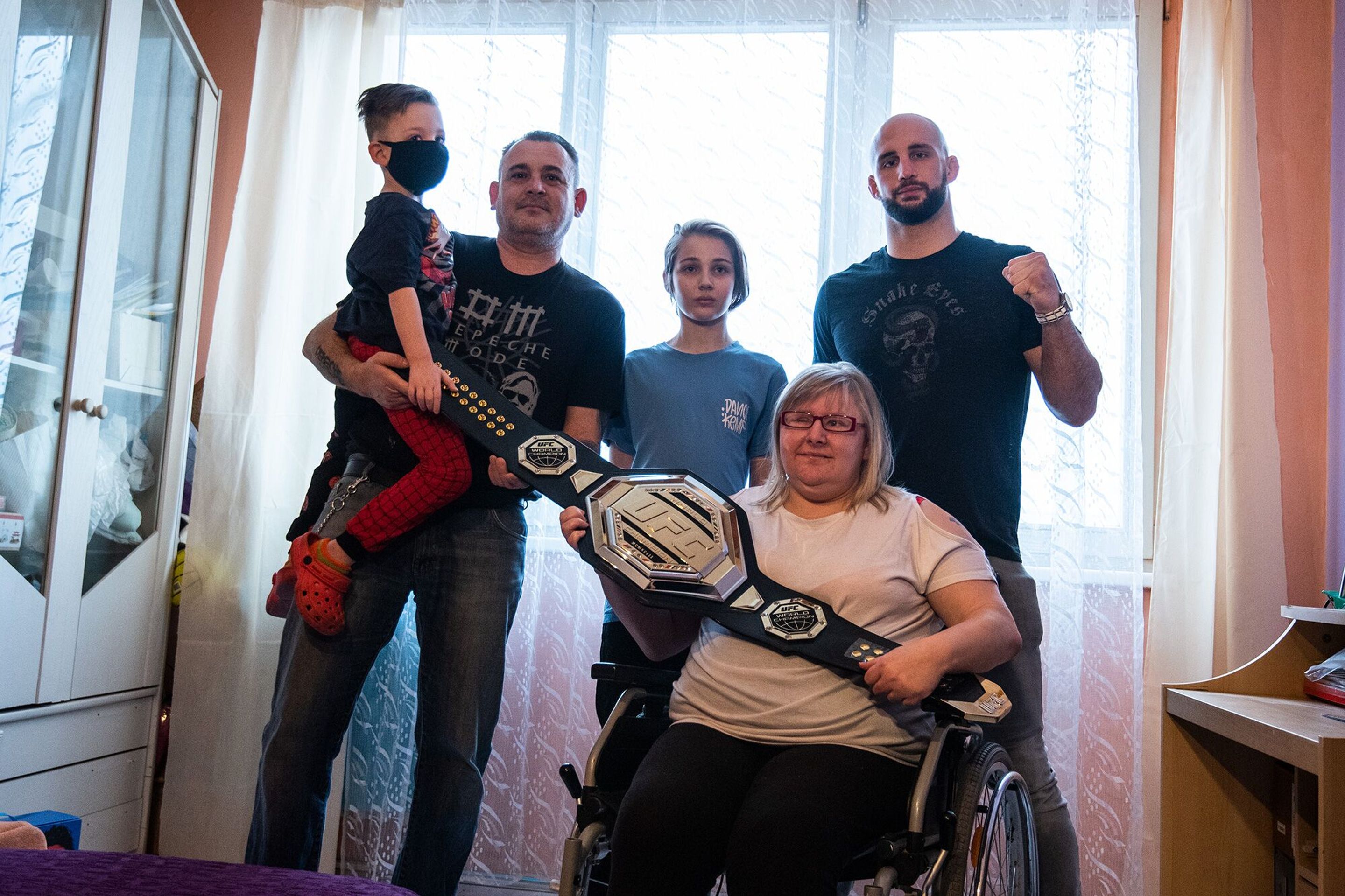 Volkan Oezdemir na návštěvě Tondy - GALERIE: Volkan Oezdemir a UFC na návštěvě malého Tondy (7/8)